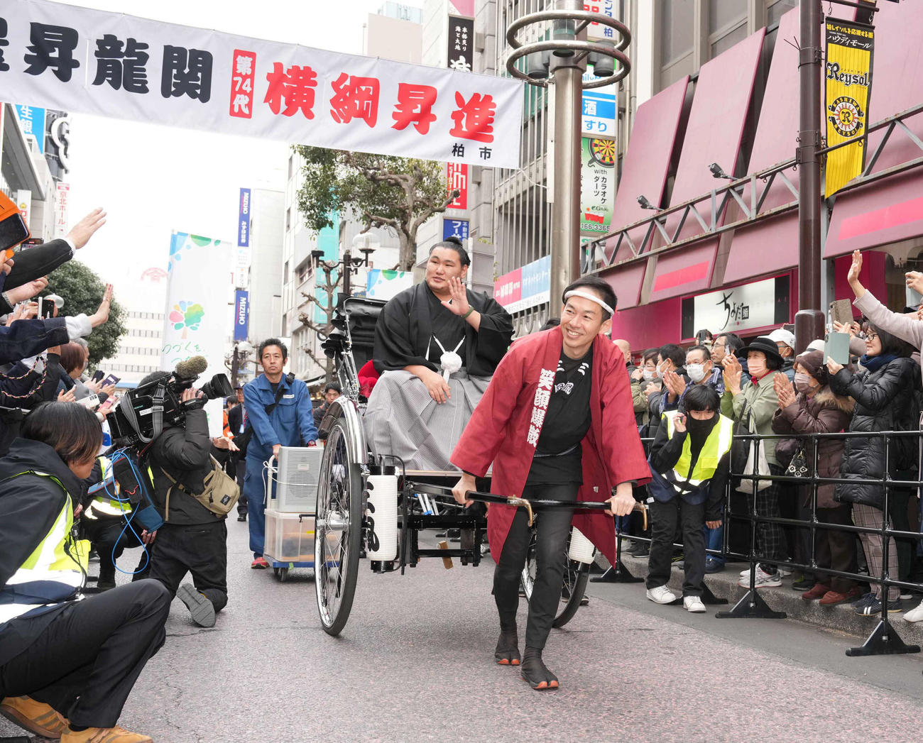 高校時代にゆかりのある千葉県柏市内で開催された横綱昇進祝賀パレードに臨む豊昇龍（撮影・小沢裕）