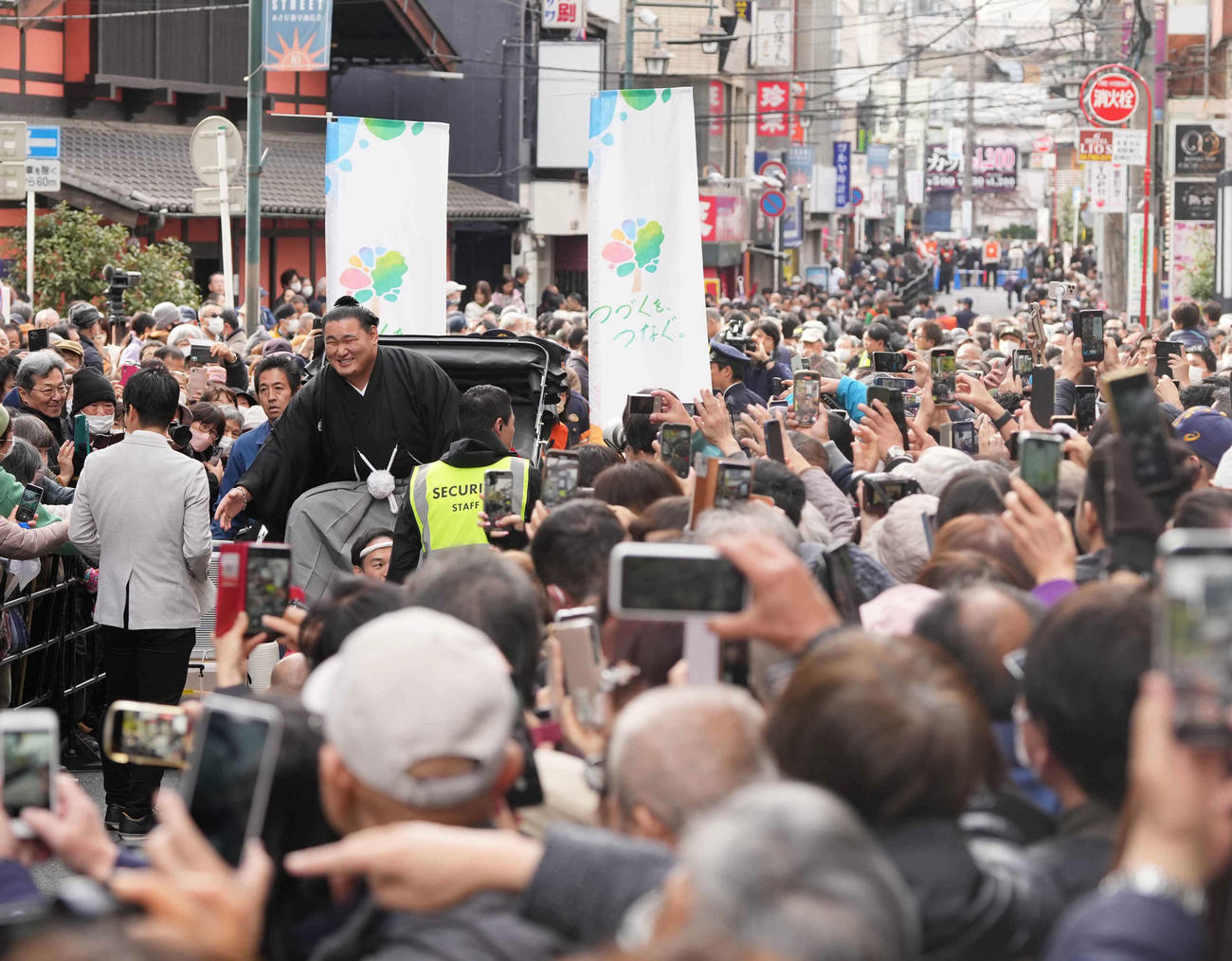 高校時代にゆかりのある千葉県柏市内で開催された横綱昇進祝賀パレードに臨む豊昇龍（撮影・小沢裕）