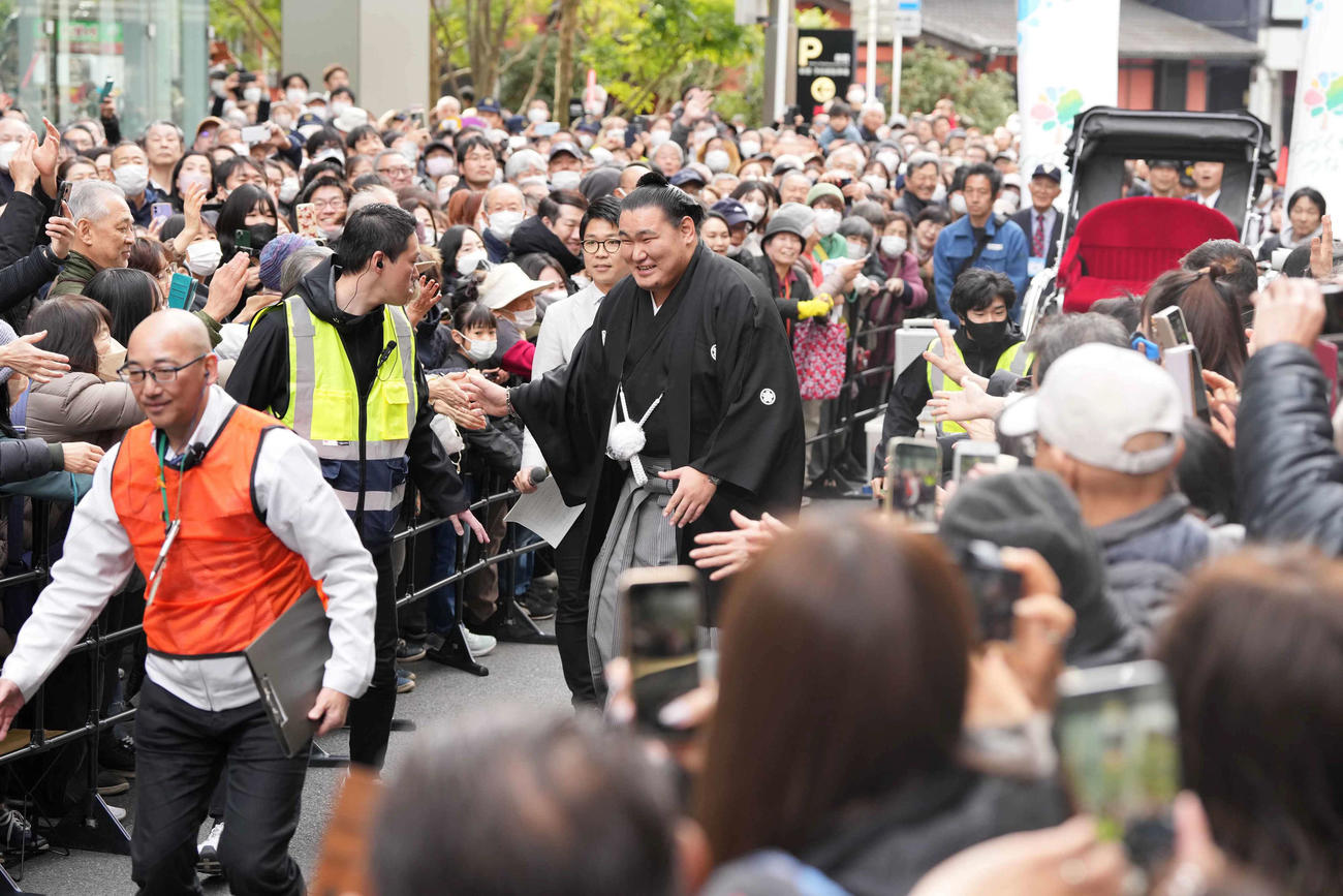 高校時代にゆかりのある千葉県柏市内で開催された横綱昇進祝賀パレードに臨む豊昇龍（撮影・小沢裕）