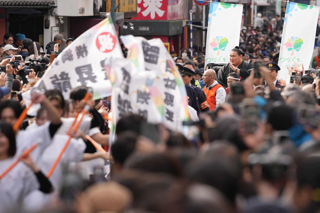 高校時代にゆかりのある千葉県柏市内で開催された横綱昇進祝賀パレードに臨む豊昇龍（撮影・小沢裕）