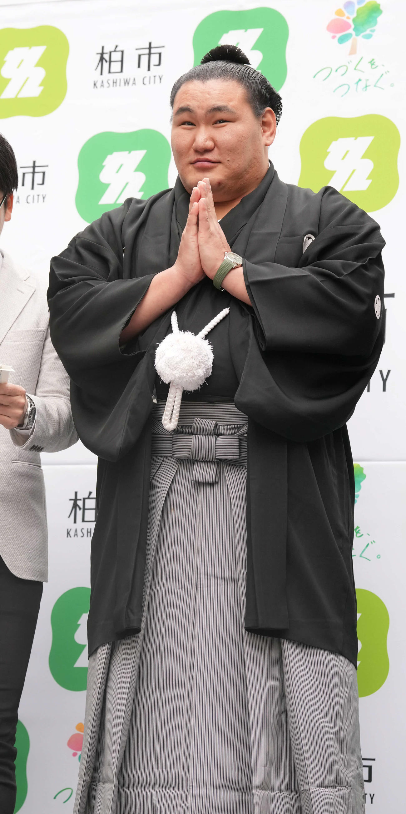 高校時代にゆかりのある千葉県柏市内で開催された横綱昇進祝賀パレードを終えた豊昇龍は詰め掛けた大勢の市民に感謝する（撮影・小沢裕）