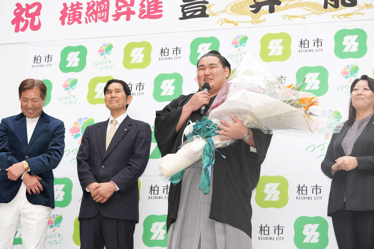 高校時代にゆかりのある千葉県柏市内で開催された横綱昇進祝賀パレードを終えあいさつする豊昇龍。左から柏力会の小山田さん、日体柏高の氷海校長、1人おいて柏市の太田市長（撮影・小沢裕）