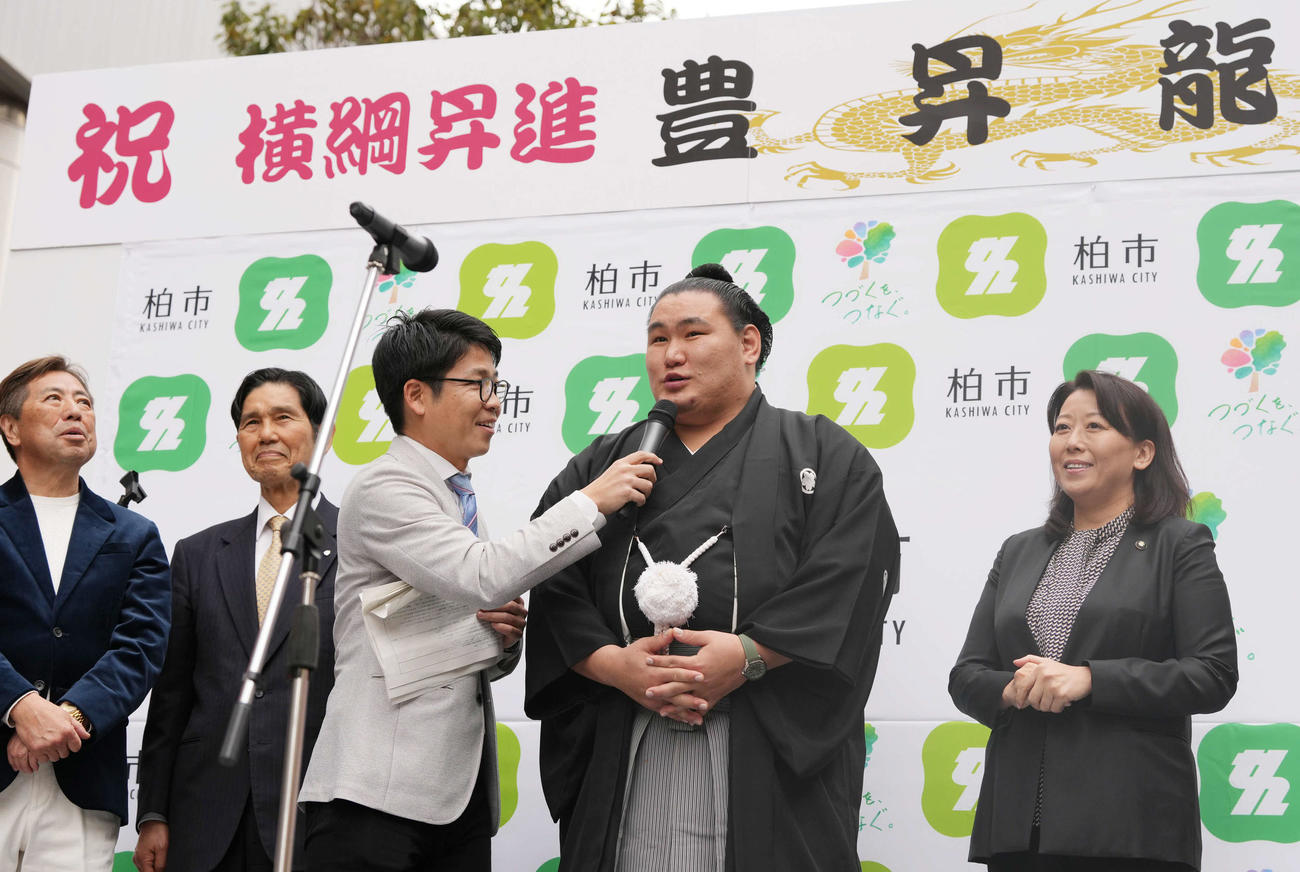 高校時代にゆかりのある千葉県柏市内で開催された横綱昇進祝賀パレードを終えあいさつする豊昇龍。左から柏力会の小山田さん、日体柏高の氷海校長、右は柏市の太田市長（撮影・小沢裕）