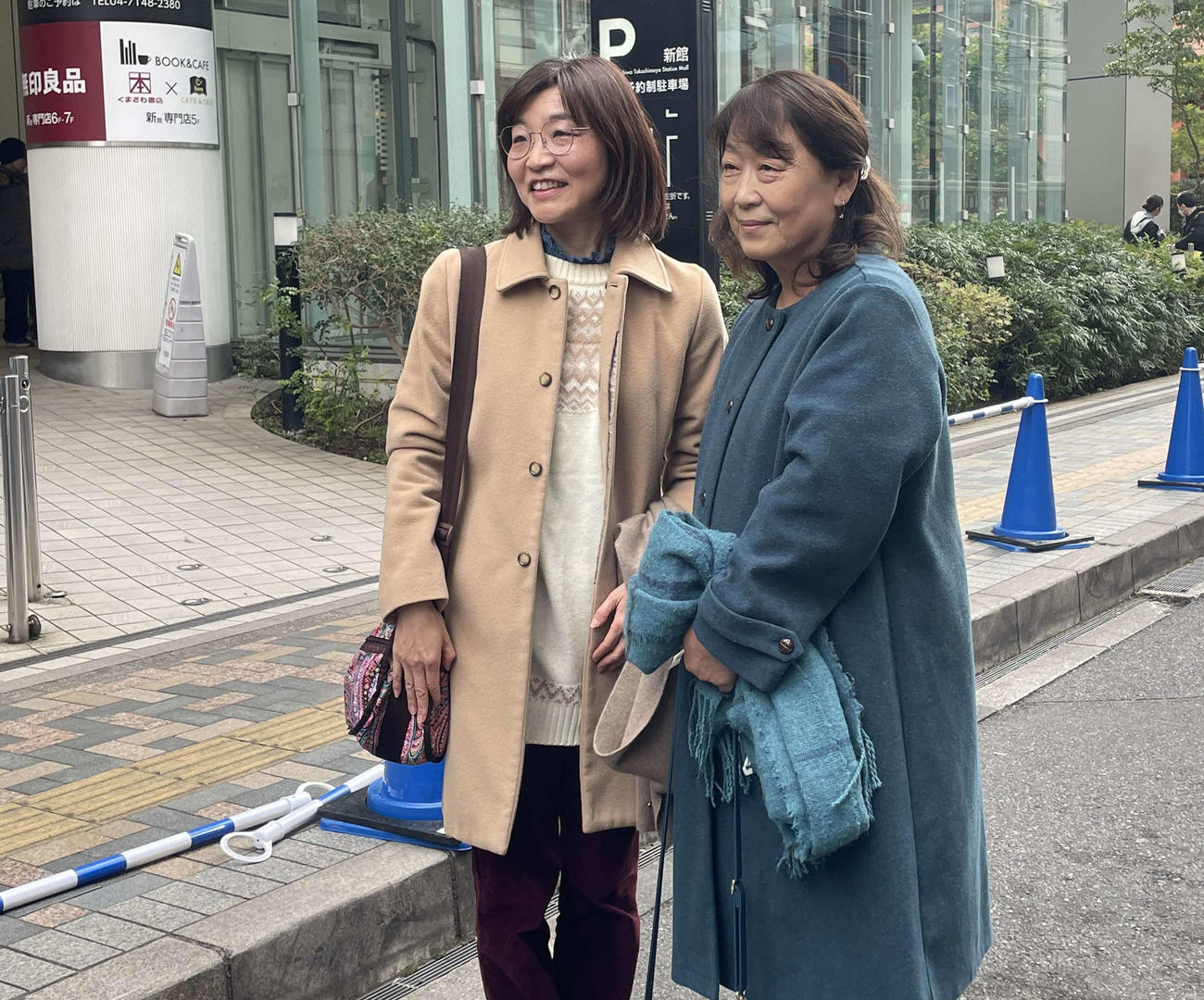 横綱豊昇龍の高校時代、日本語の授業を担当した岡田有美子さん（左）と西巻まゆみさん