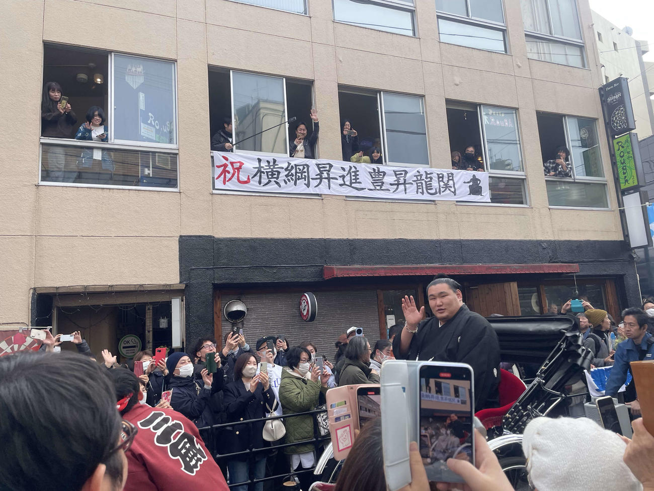 祝賀パレードでファンから祝福される新横綱豊昇龍（撮影・奥岡幹浩）