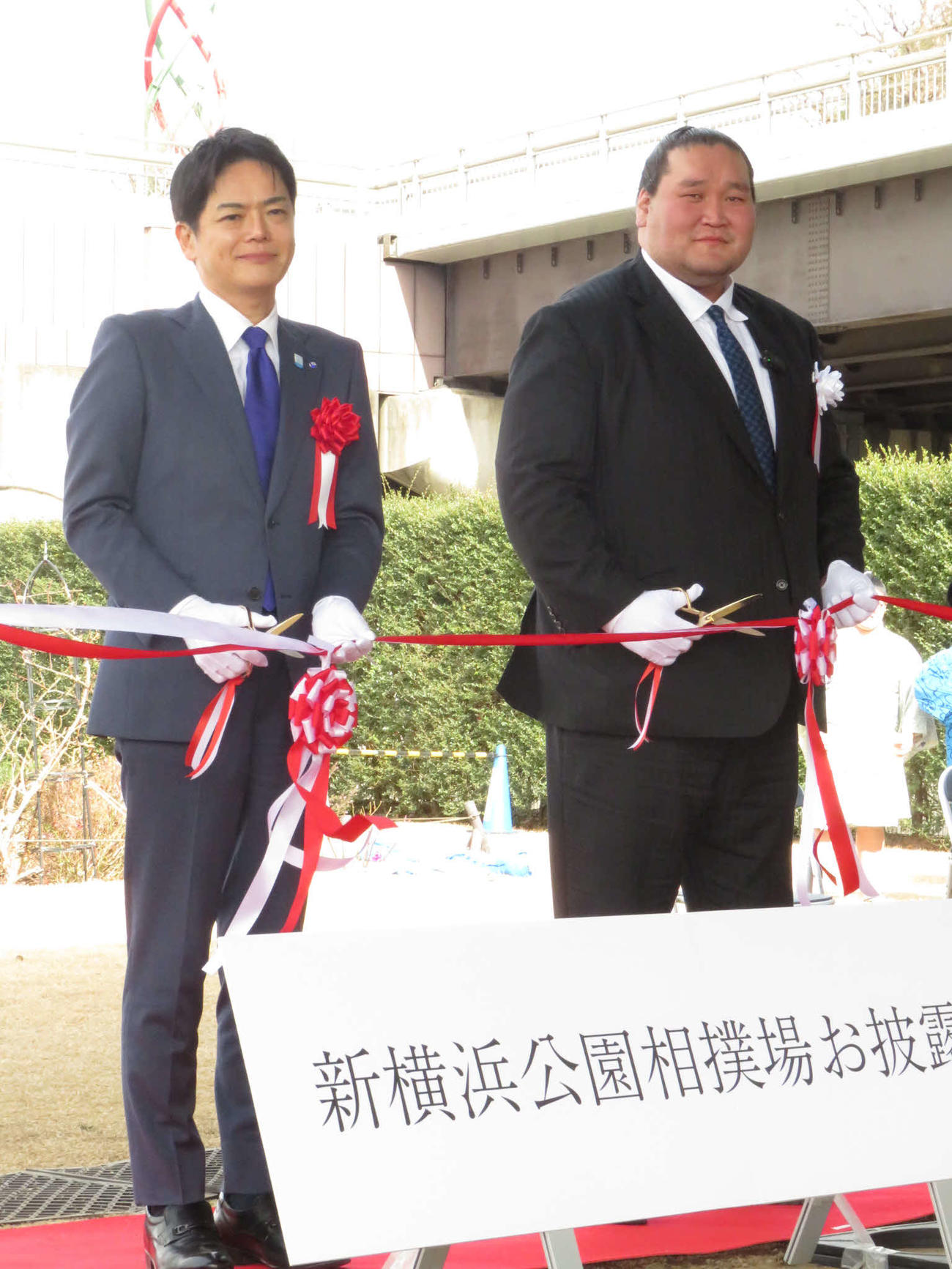 新横浜公園相撲場お披露目式でテープカットする照ノ富士親方（右）と横浜市の山中竹春市長