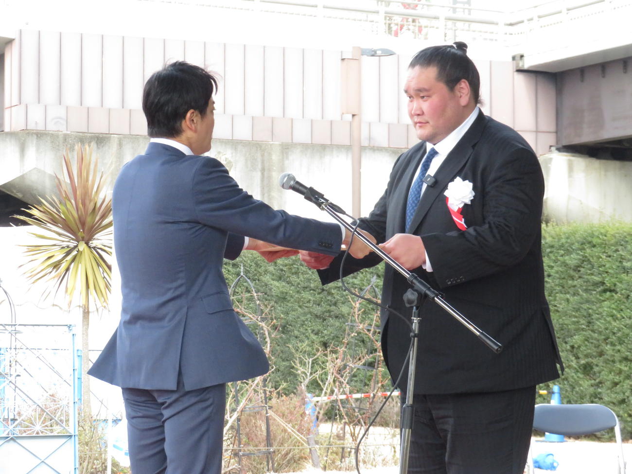 新横浜公園相撲場お披露目式で感謝状を受け取った照ノ富士親方（右）。左は横浜市の山中竹春市長