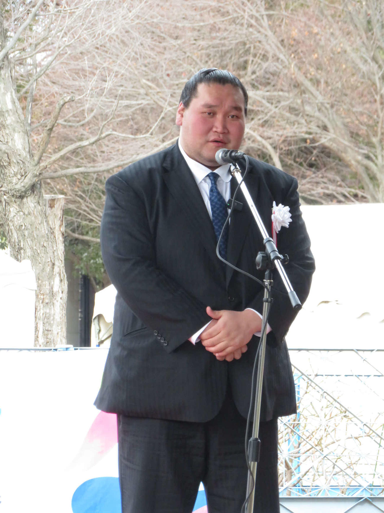 新横浜公園相撲場お披露目式であいさつする照ノ富士親方