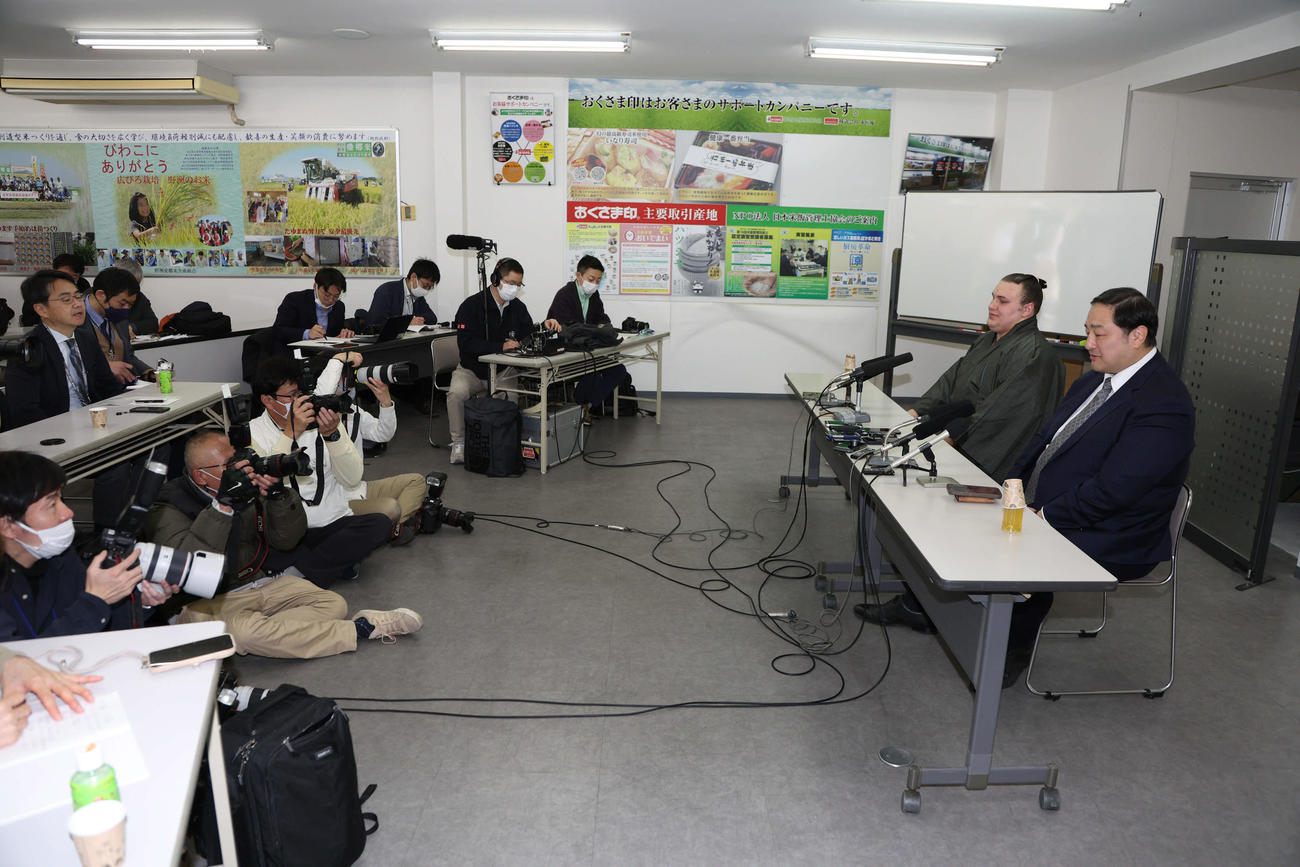 新入幕の安青錦（左）は師匠の安治川親方とともに会見に臨む（撮影・西尾就之）
