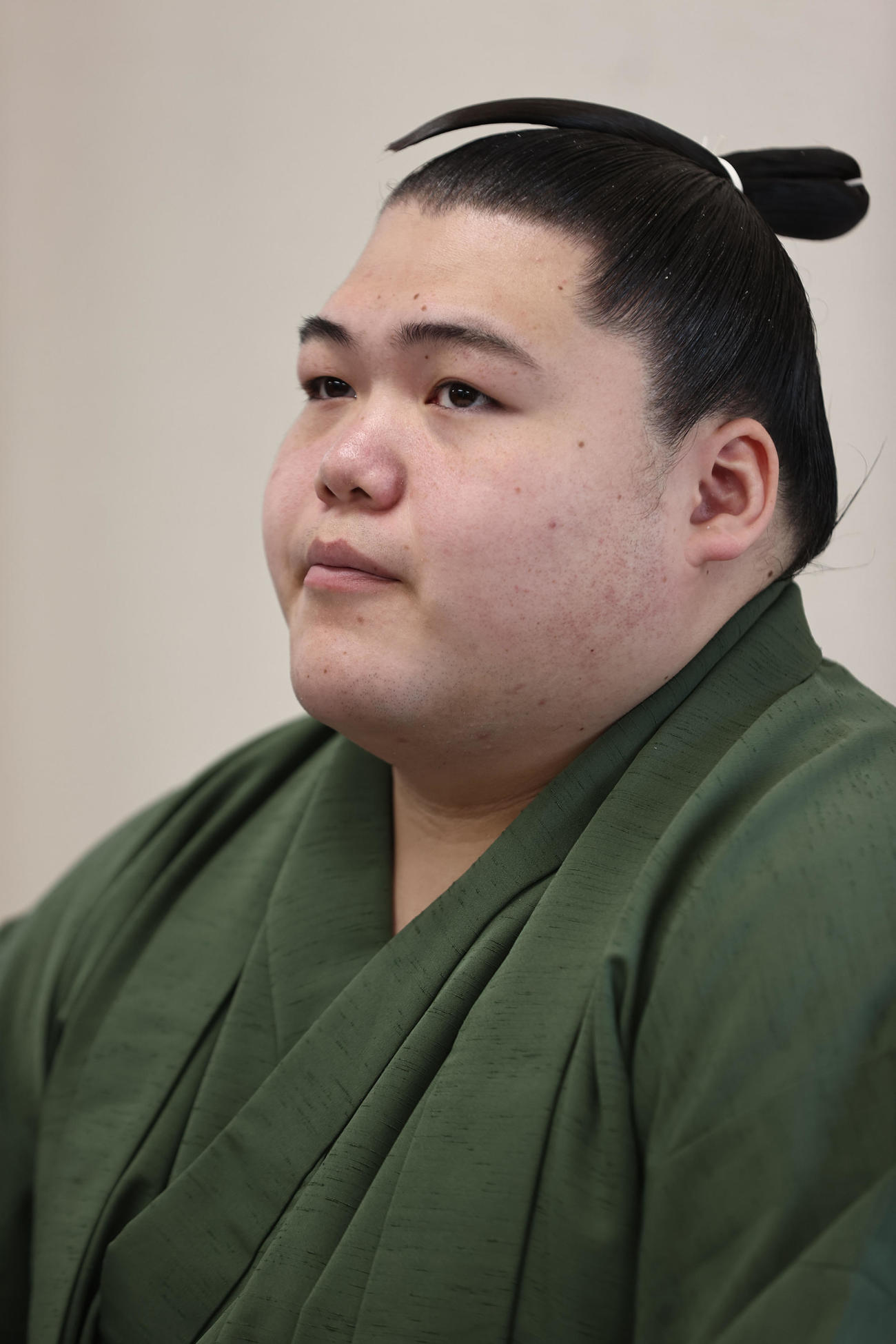 春場所で新関脇に昇進した王鵬は番付発表の会見に臨む（撮影・西尾就之）