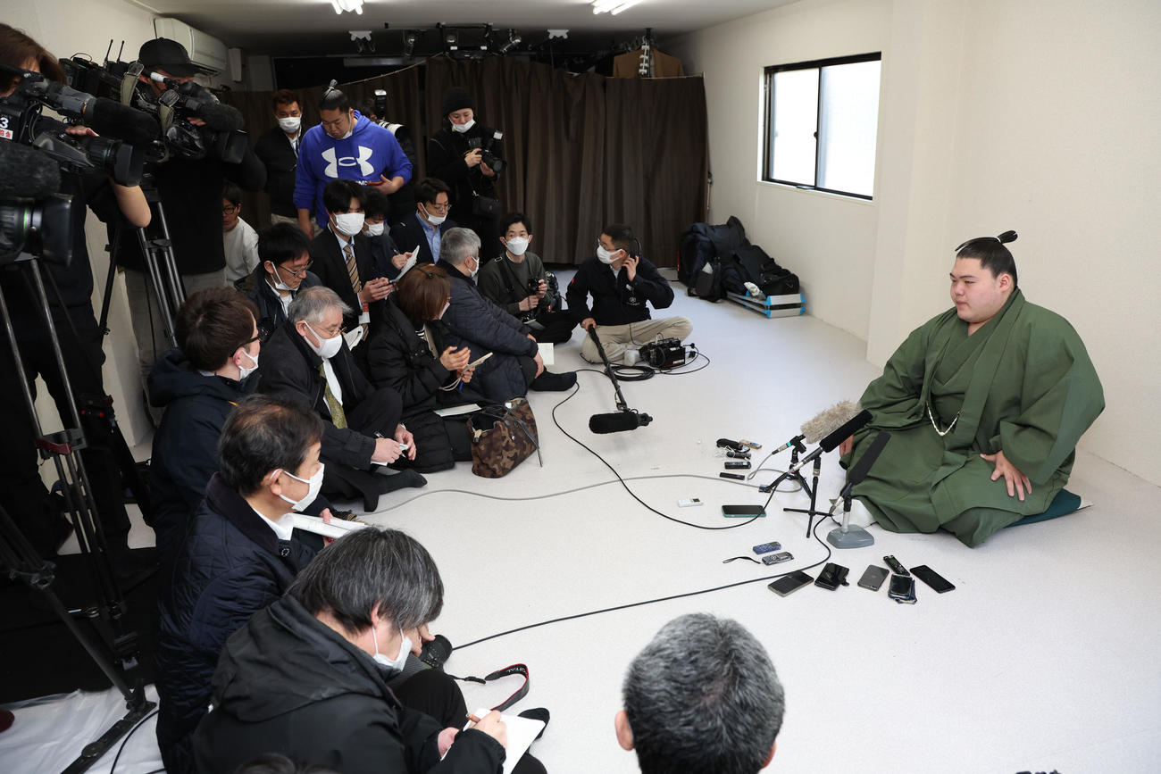 新関脇に昇進し会見に臨む王鵬（撮影・西尾就之）
