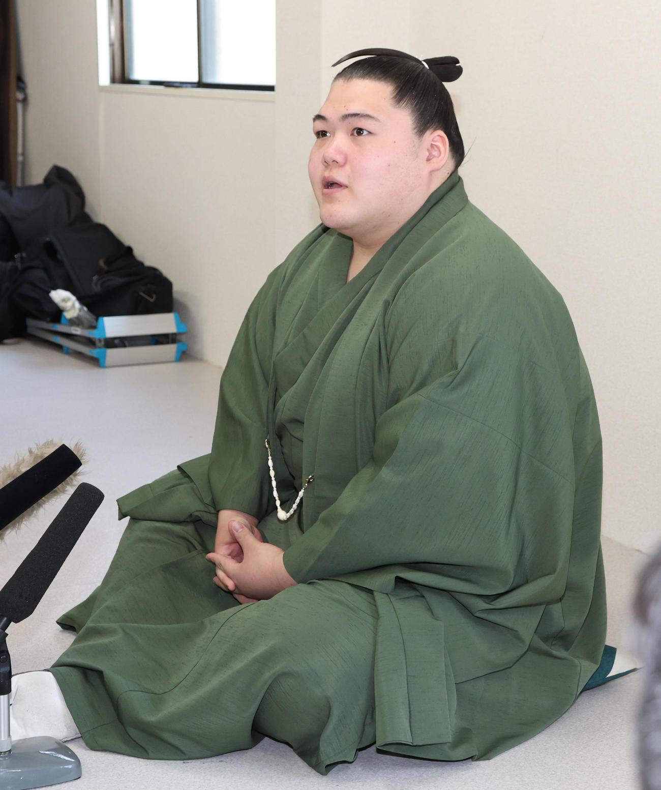 新関脇に昇進し会見に臨んだ王鵬は質問者を見ながら答える（撮影・西尾就之）