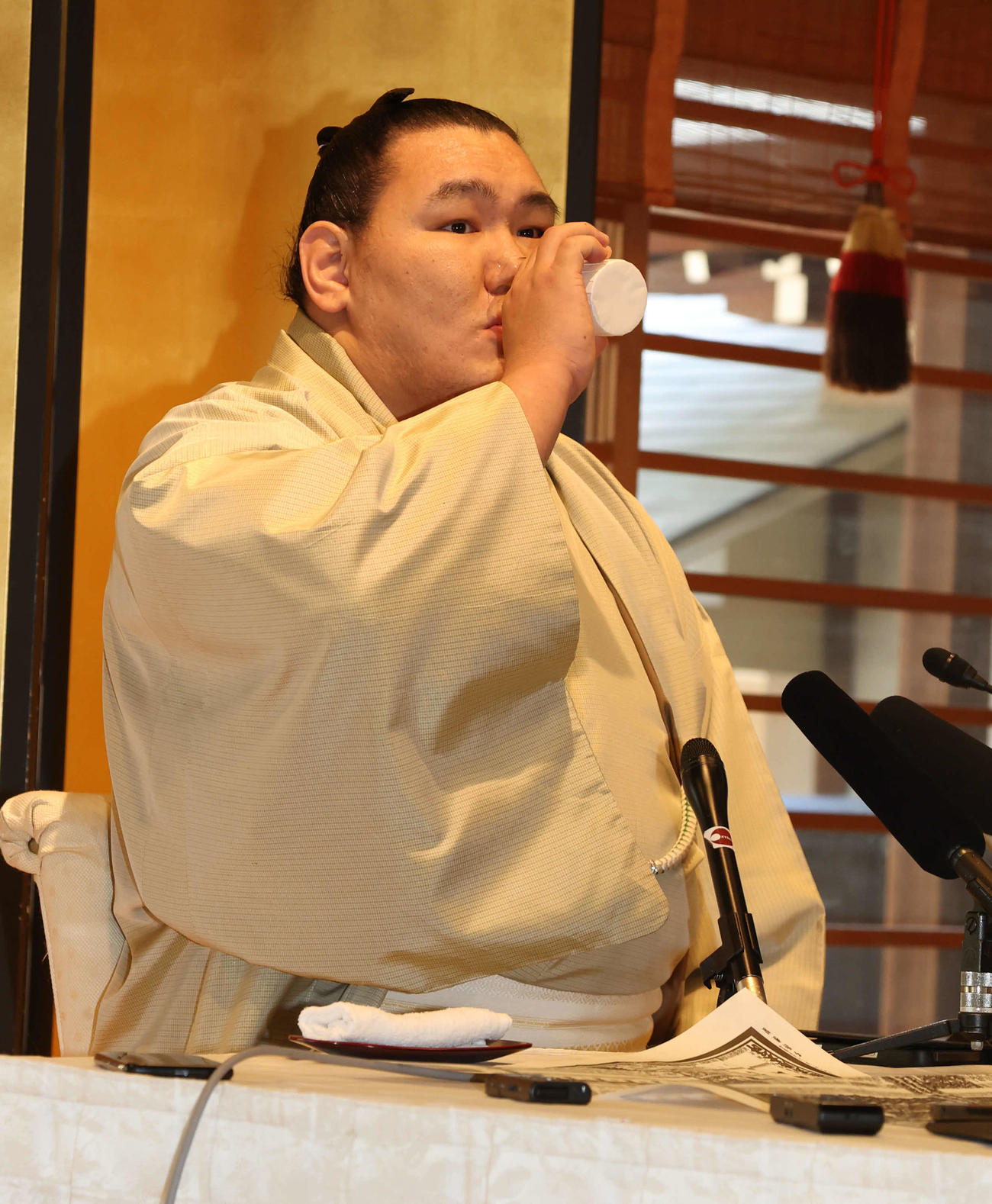 春場所の番付発表会見で水を飲む新横綱の豊昇龍（撮影・西尾就之）