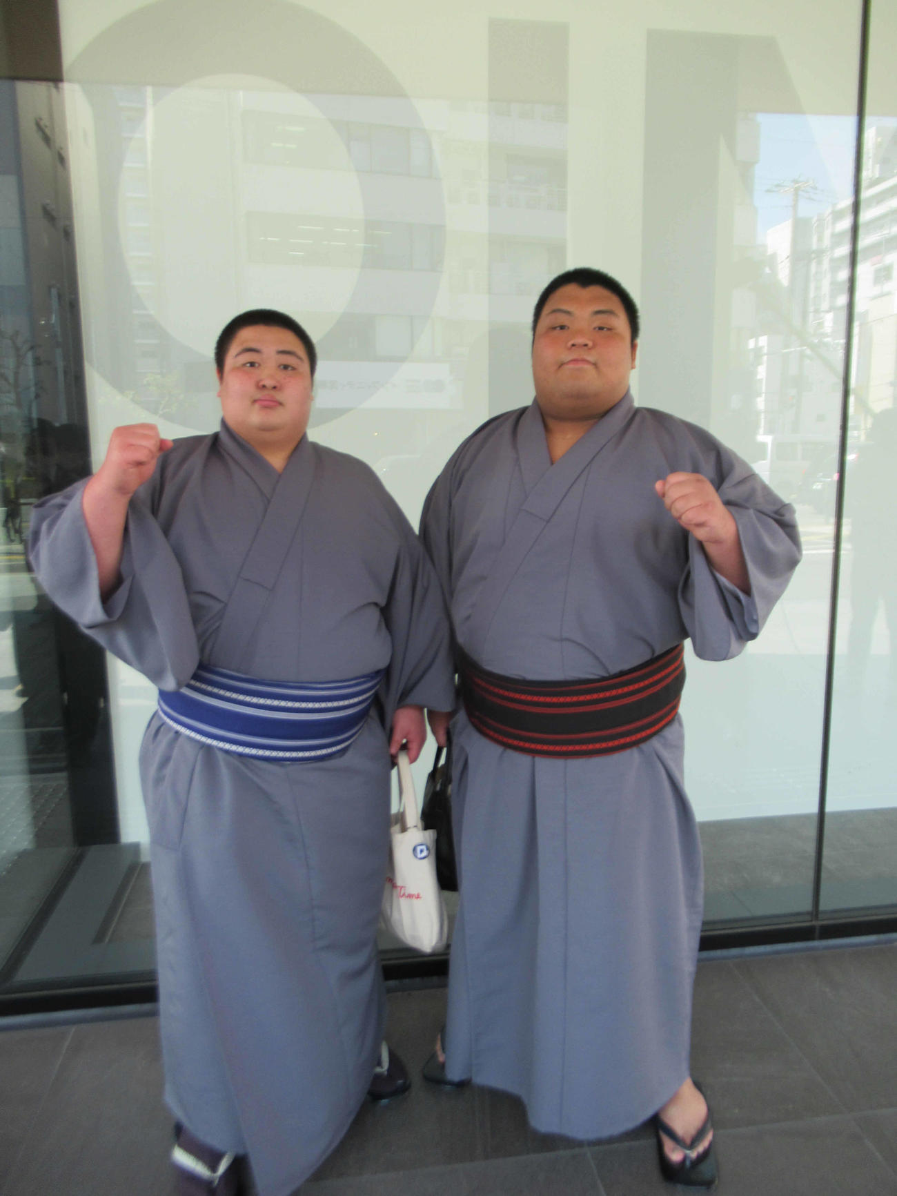 藤島部屋から春場所で幕下付け出しデビューの福崎（左）と五島が新弟子検査を受検（撮影・実藤健一）