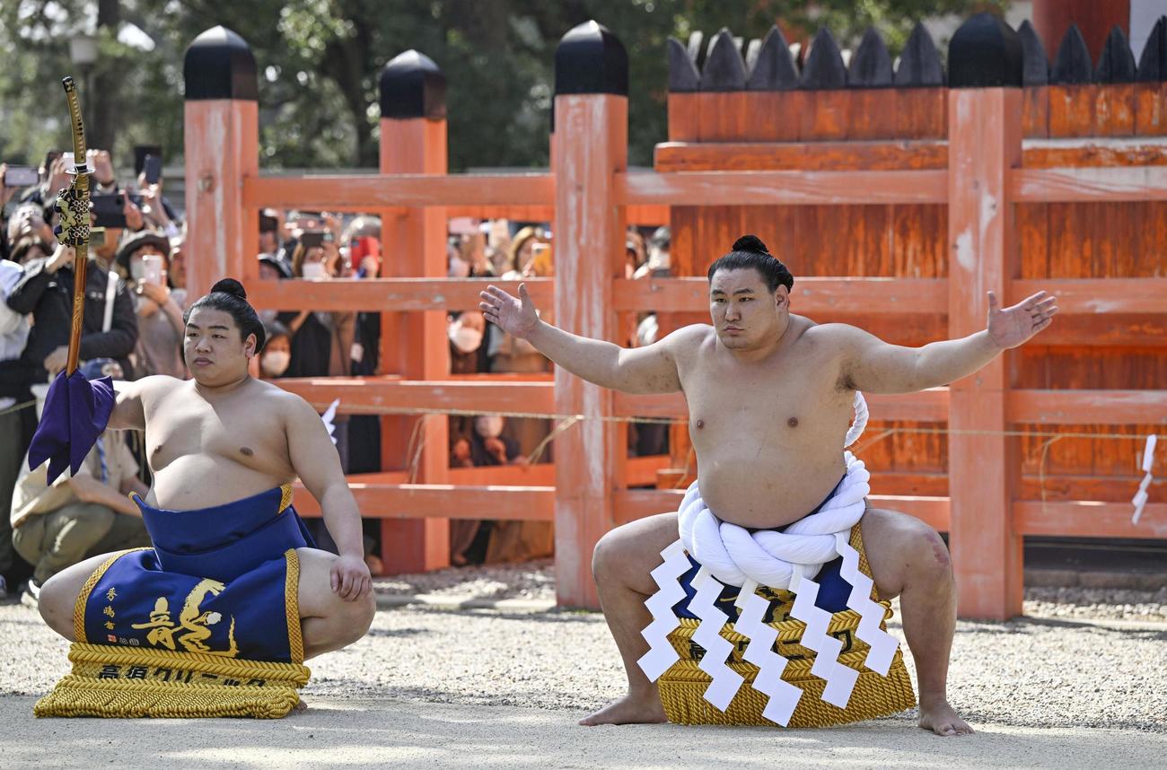 奉納土俵入りを披露する新横綱豊昇龍＝1日、大阪市の住吉大社（共同）