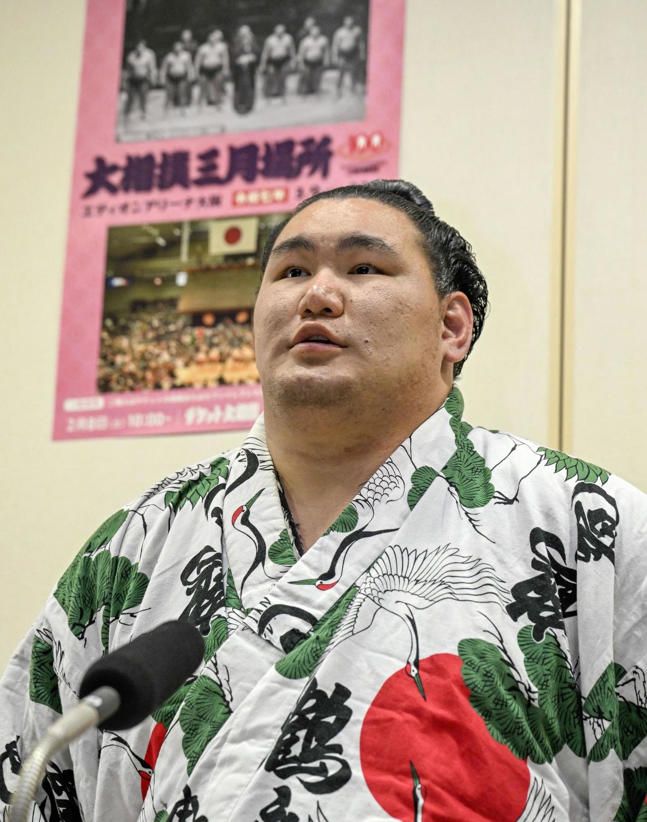 奉納土俵入りを終え、取材に応じる新横綱豊昇龍＝1日、大阪市の住吉大社（共同）
