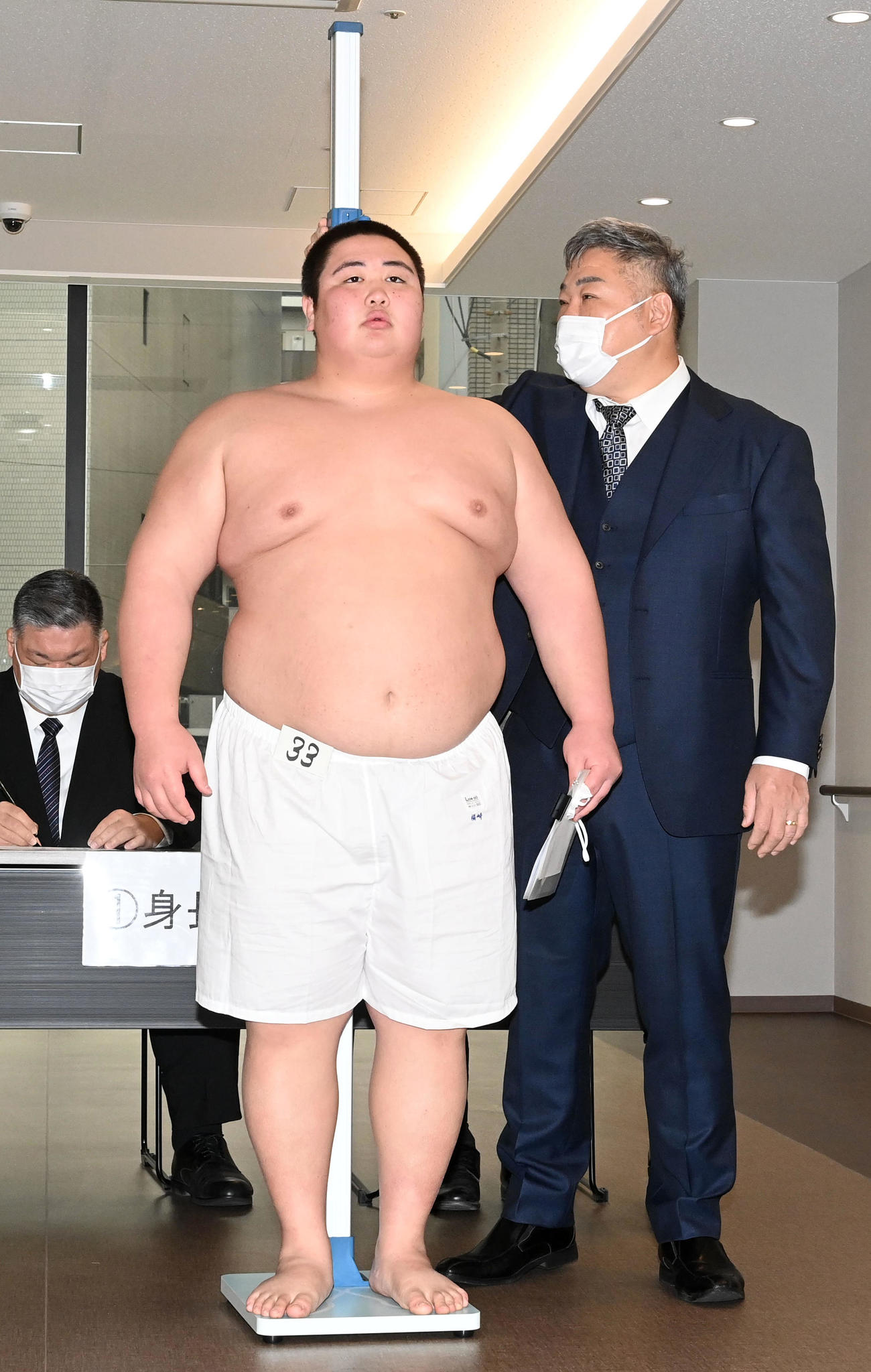 新弟子検査で身長を測る藤島部屋の福崎真逢輝（撮影・前岡正明）