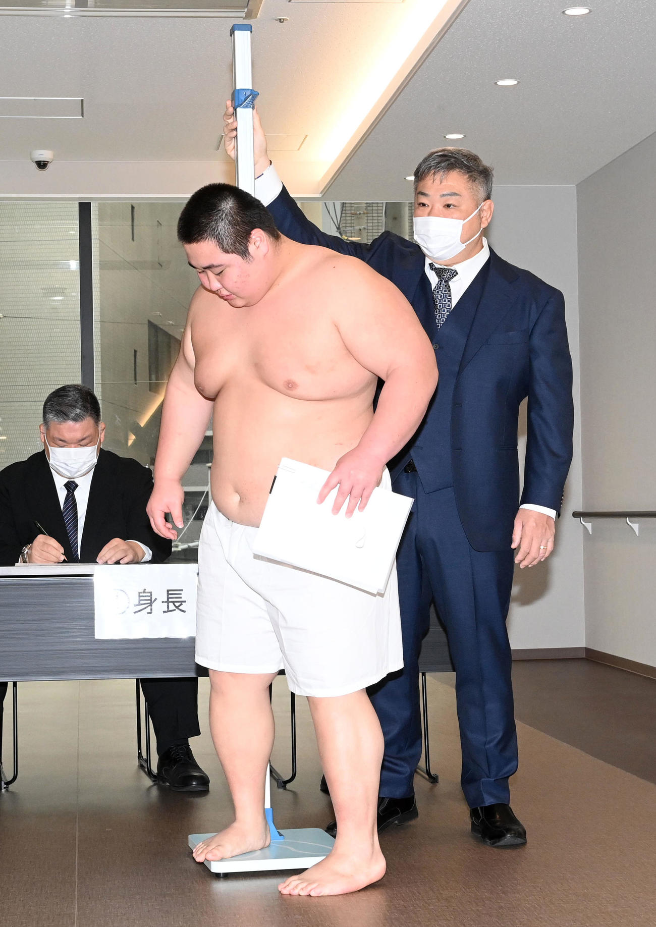 新弟子検査で身長を測る藤島部屋の福崎真逢輝（撮影・前岡正明）