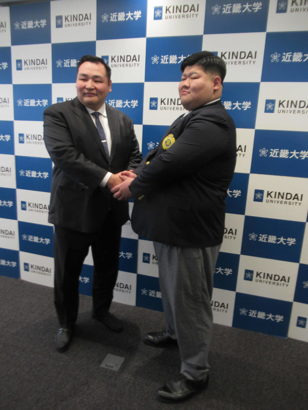 元横綱鶴竜の音羽山親方と握手をかわす近大相撲部の浦山（撮影・実藤健一）