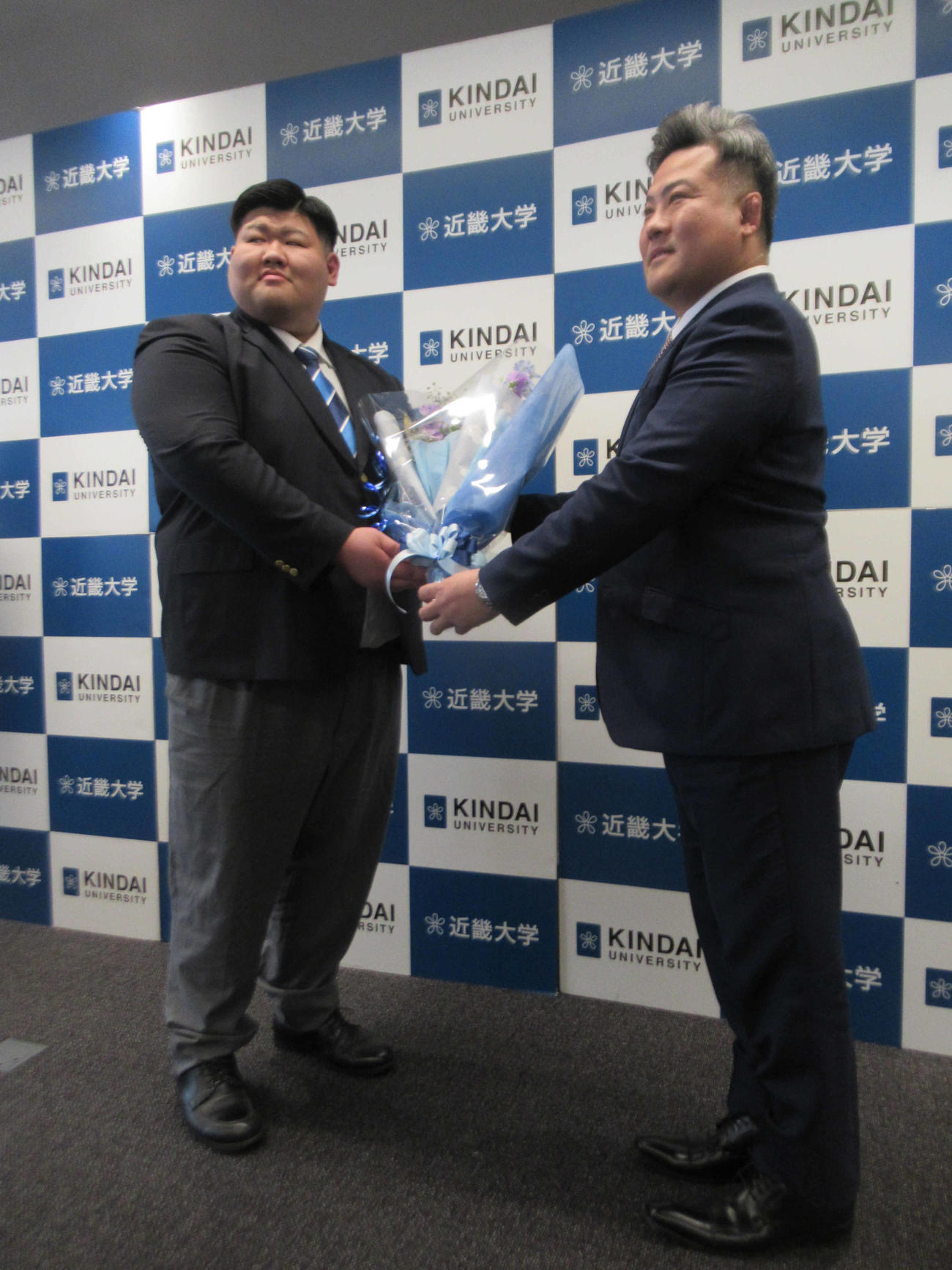 近大相撲部の阿部監督から花束を贈られる浦山（撮影・実藤健一）