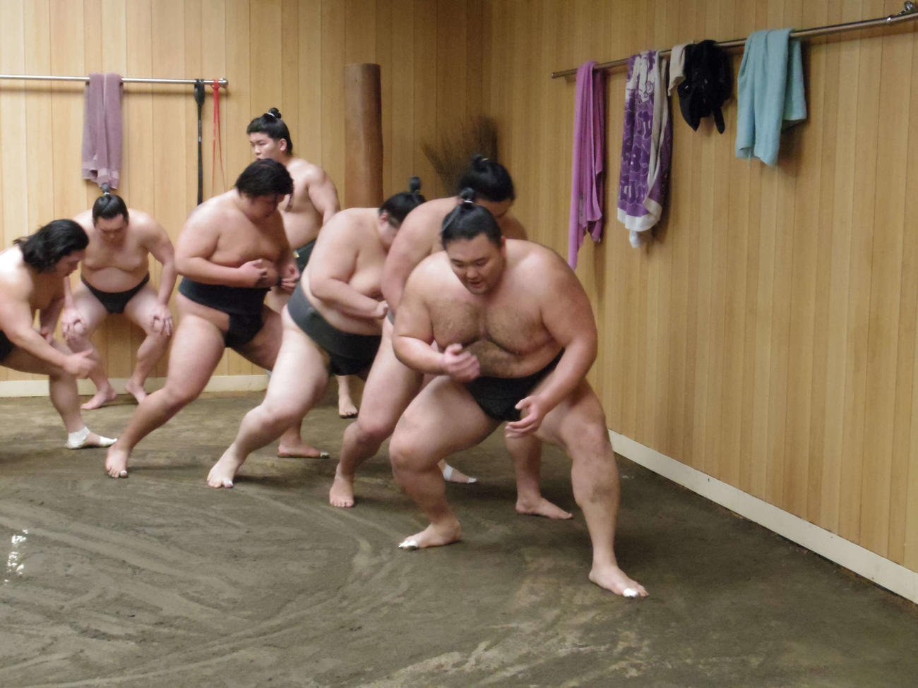 一列になってすり足で土俵を回る「むかで」の先頭を務める朝乃若（撮影・奥岡幹浩）