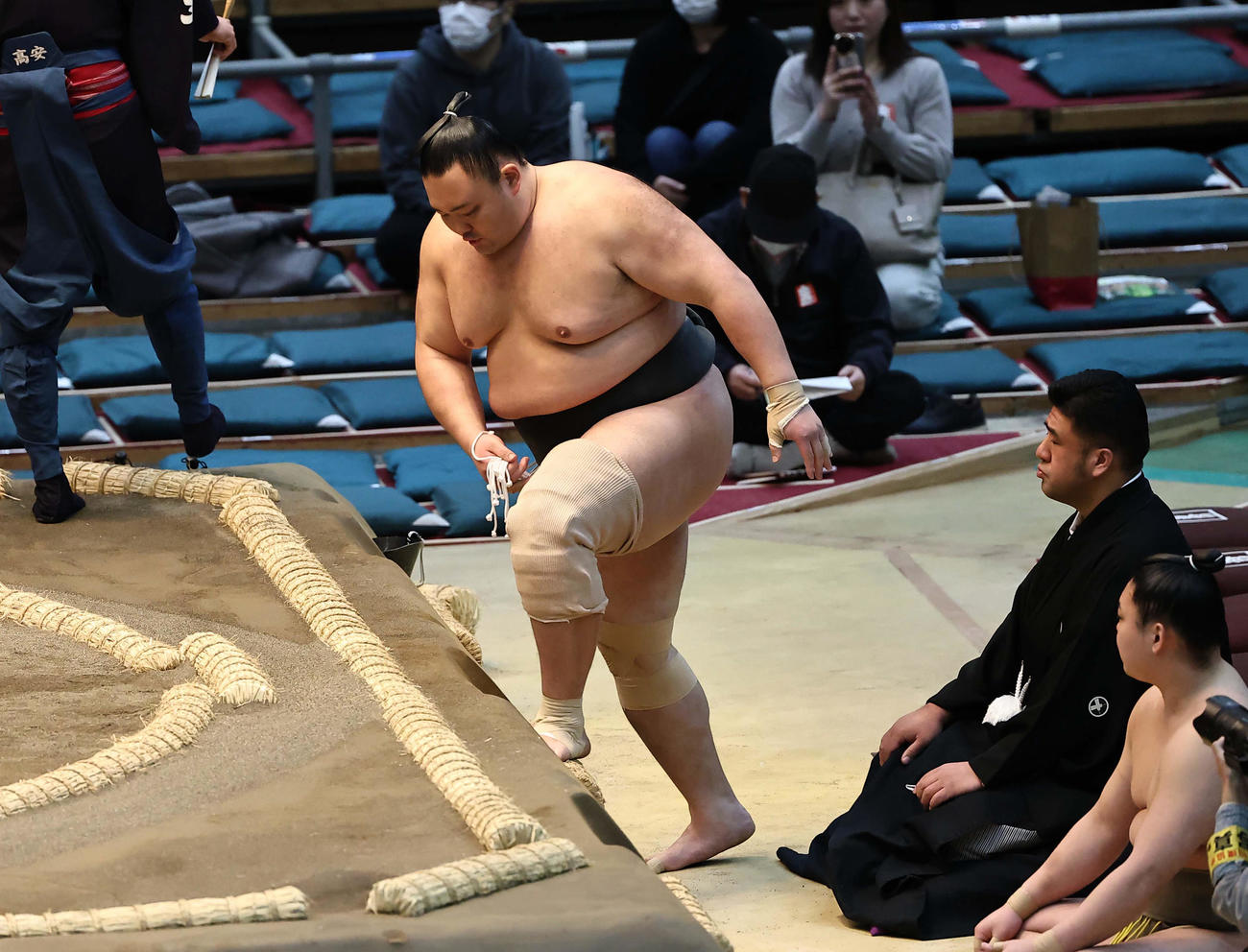 大相撲春場所初日　土俵に上がる朝乃山（撮影・上田博志）
