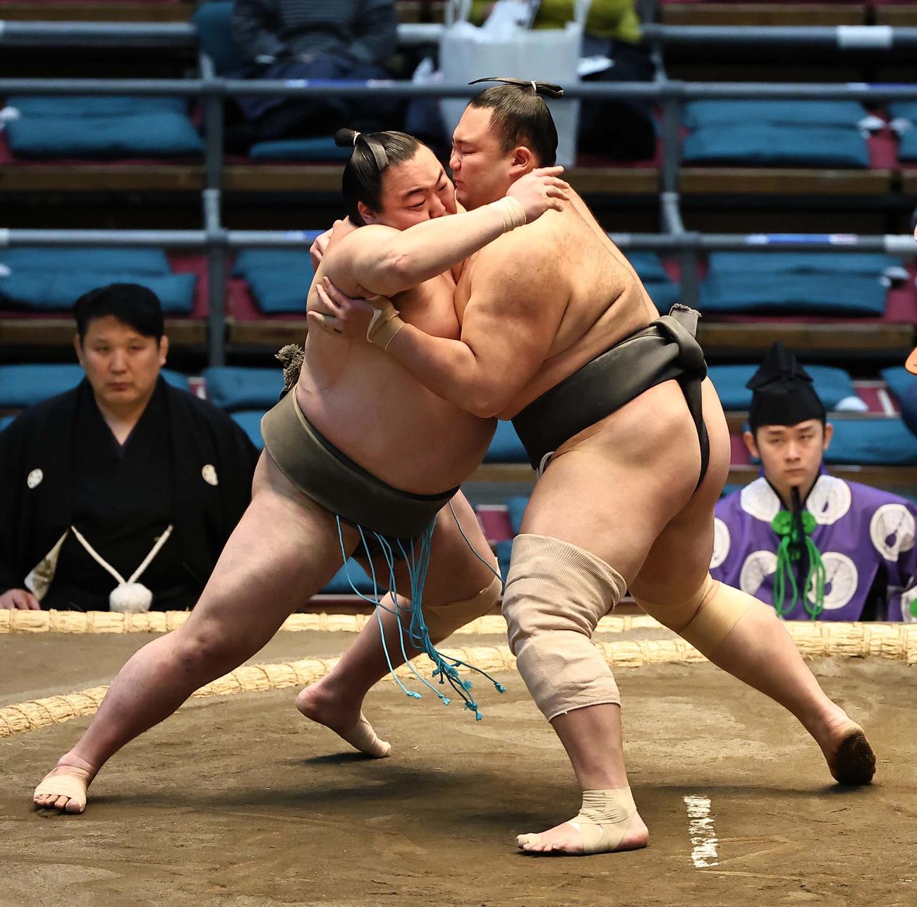 大相撲春場所初日　天（左）に押し出しで勝利した朝乃山（撮影・上田博志）