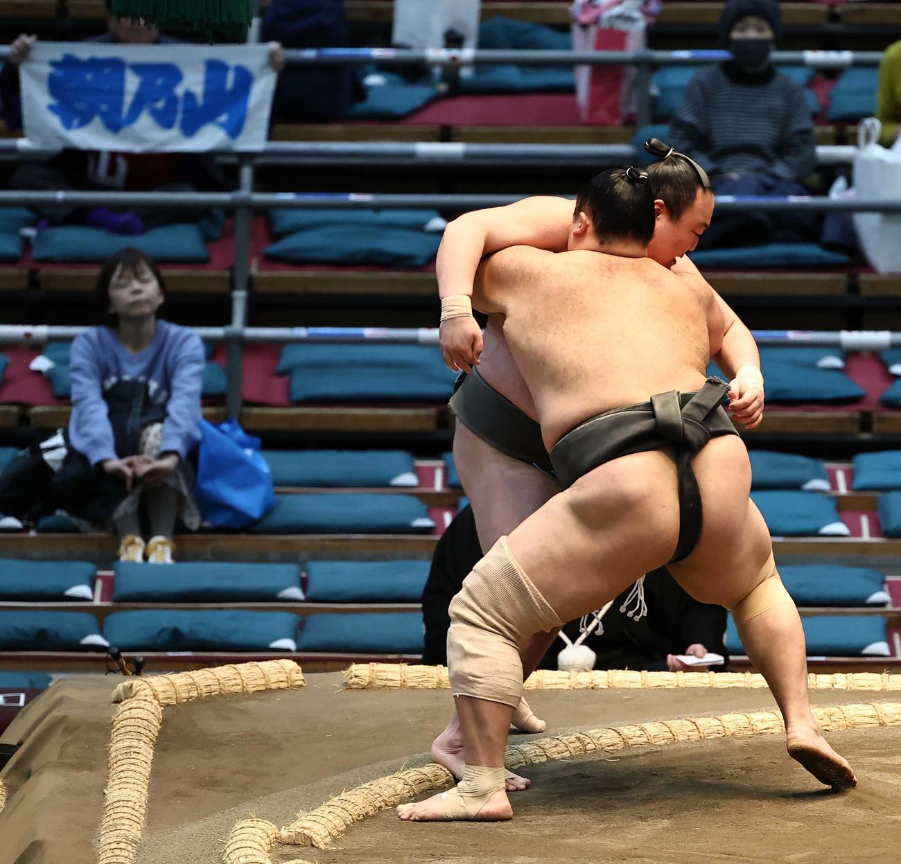 大相撲春場所初日　天（左）に押し出しで勝利した朝乃山（撮影・上田博志）