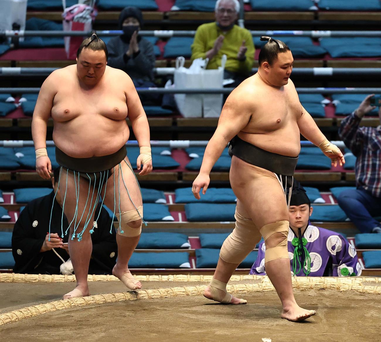 大相撲春場所初日　天（左）に押し出しで勝利した朝乃山（撮影・上田博志）