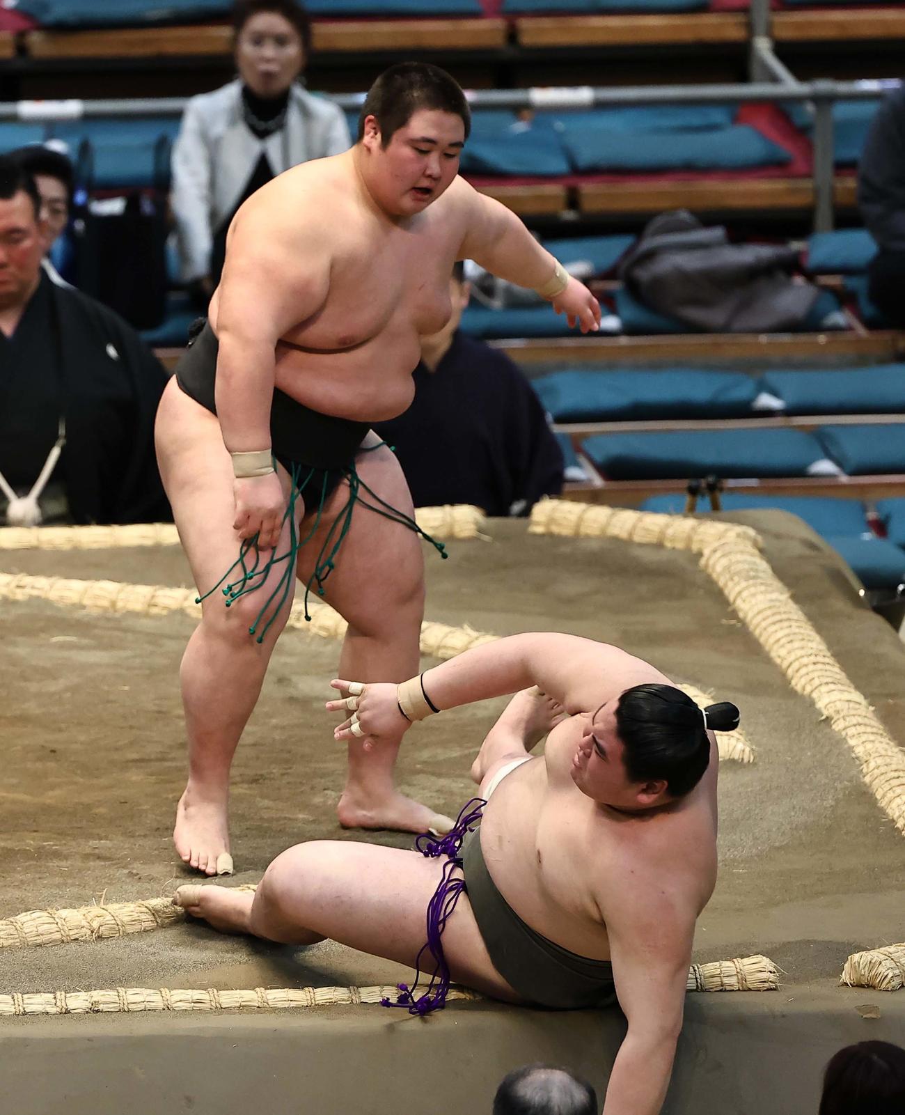 大相撲大阪場所初日　相馬に突き倒しで勝利した福崎（撮影・上田博志）