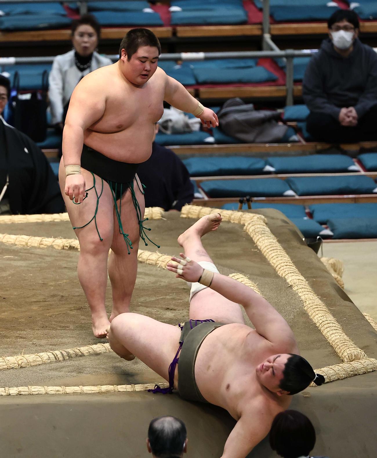 大相撲大阪場所初日　相馬に突き倒しで勝利した福崎（撮影・上田博志）
