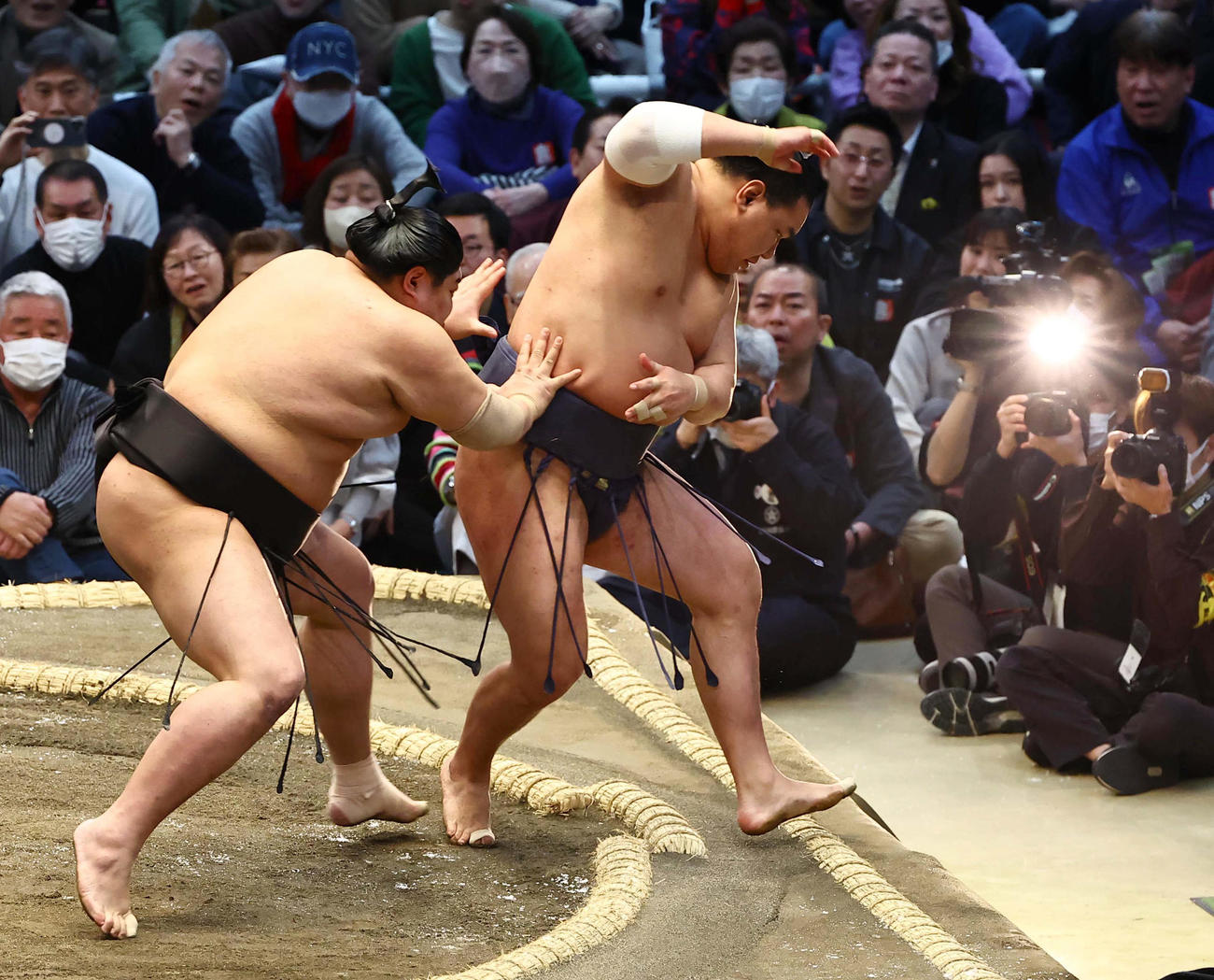 大相撲大阪場所初日　阿炎（左）に突き出しで敗れる豊昇龍（撮影・上田博志）