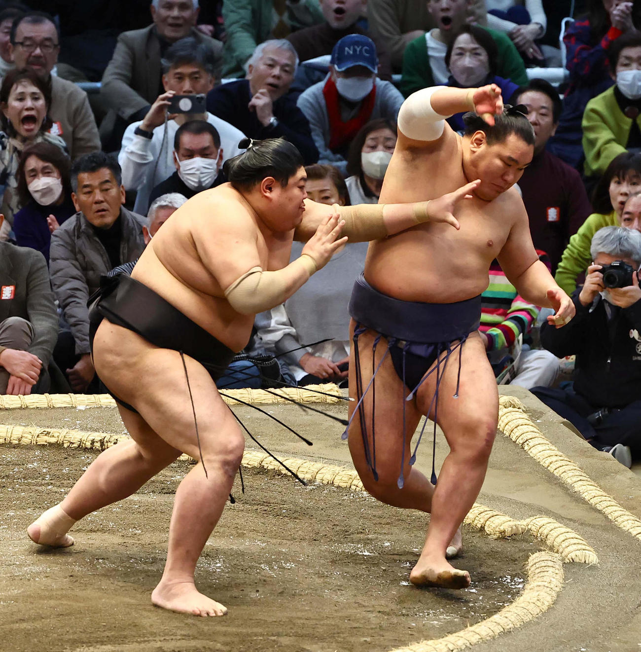 大相撲大阪場所初日　阿炎（左）に突き出しで敗れる豊昇龍（撮影・上田博志）