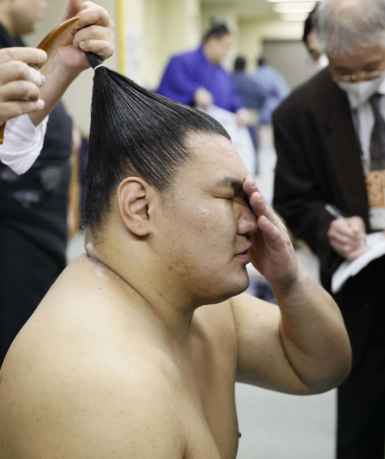 大相撲大阪場所初日　支度部屋で悔しそうな表情を見せる豊昇龍