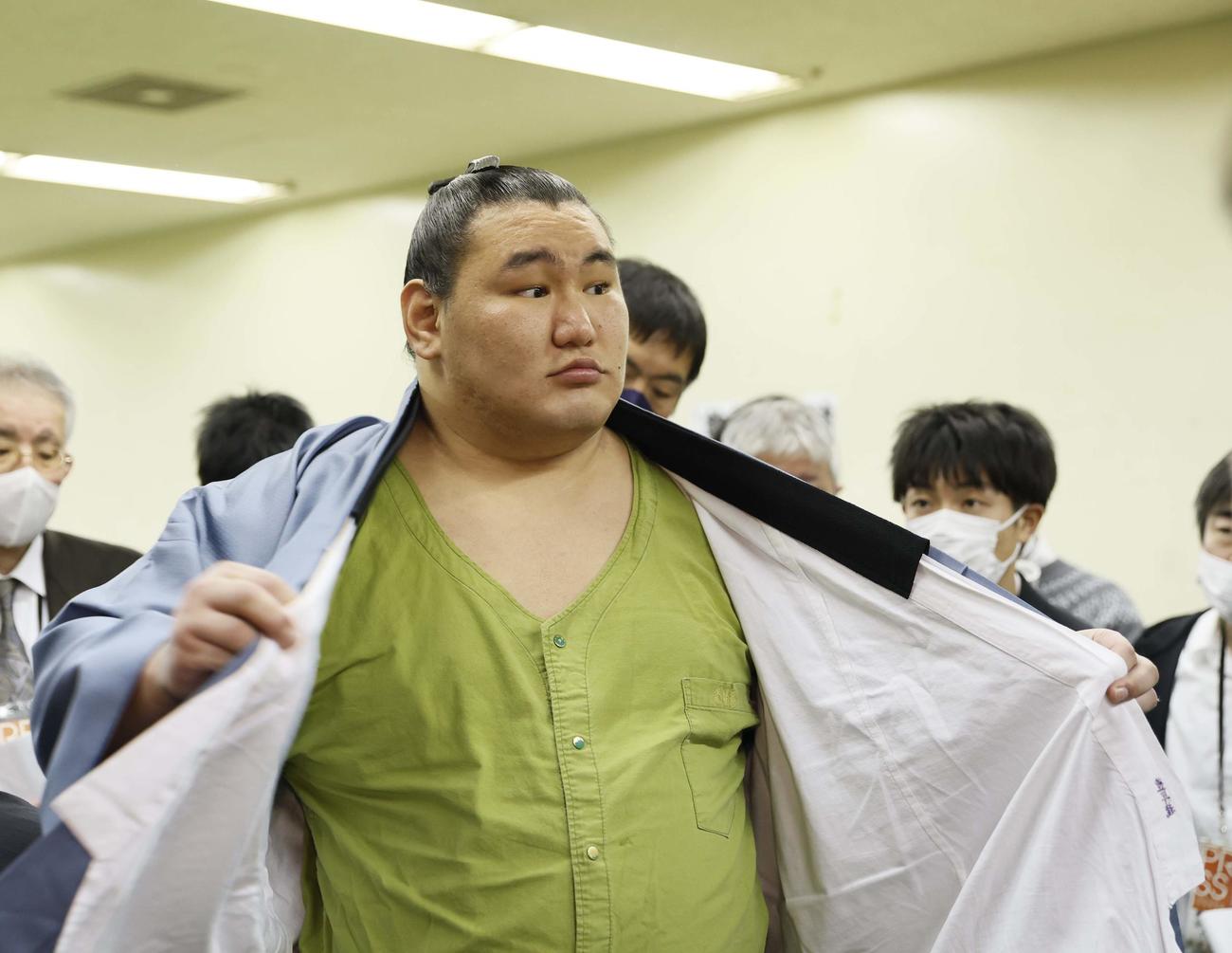 大相撲大阪場所初日　支度部屋を引き揚げる豊昇龍（代表撮影）