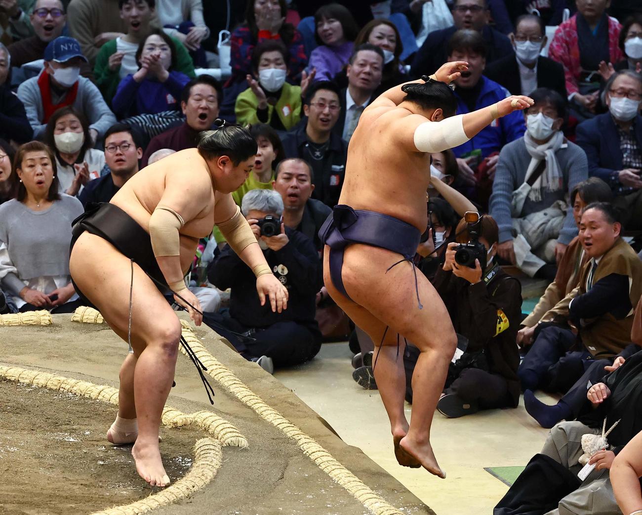 大相撲大阪場所初日　阿炎（左）に突き出しで敗れる豊昇龍（撮影・上田博志）