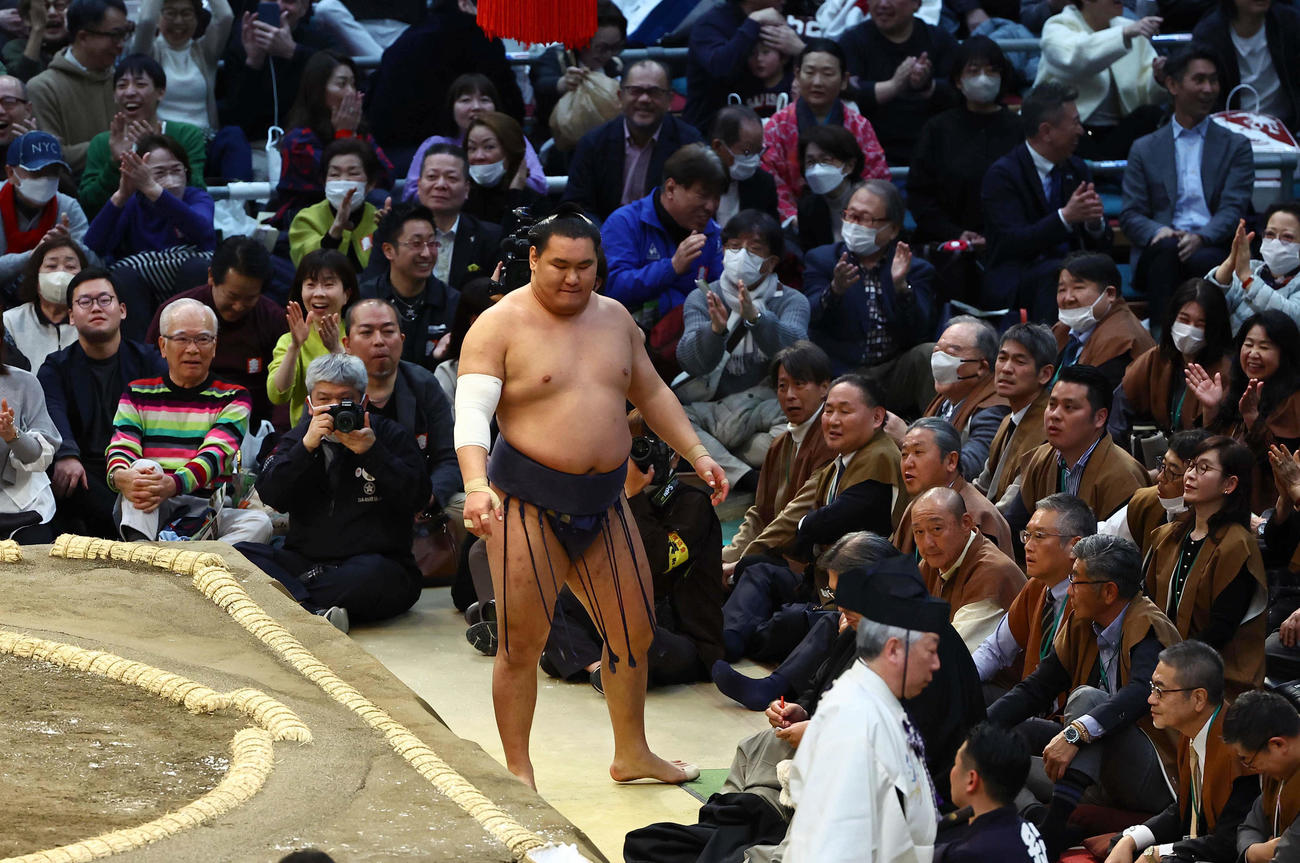 大相撲大阪場所初日　阿炎に突き出しで敗れ呆然とする豊昇龍（撮影・上田博志）