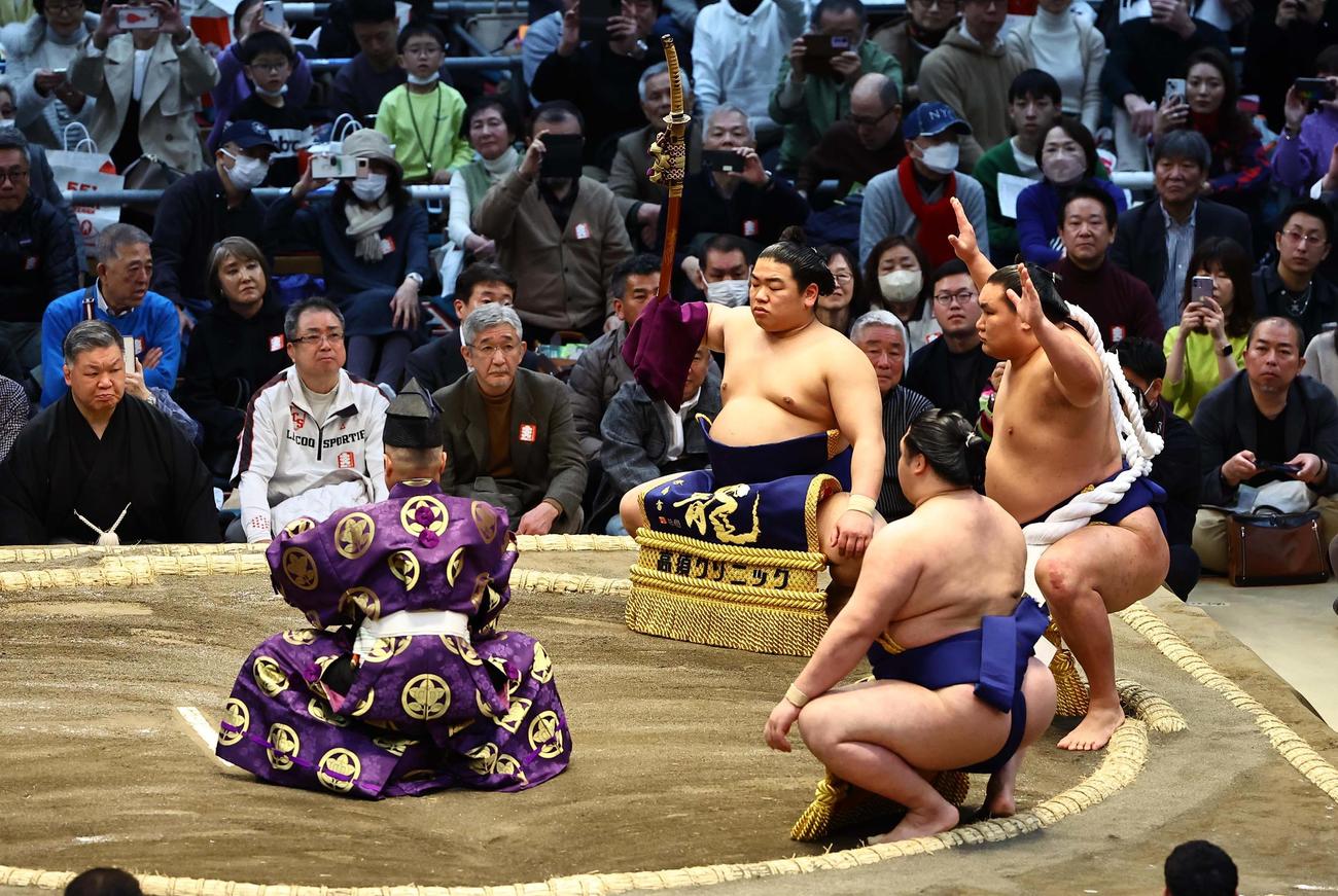 大相撲大阪場所初日　土俵入りする横綱豊昇龍（撮影・上田博志）