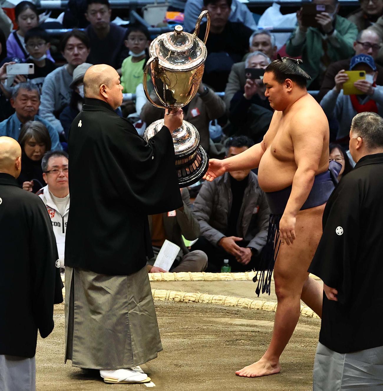 大相撲大阪場所初日　八角理事長（左）に賜杯を返還する豊昇龍（撮影・上田博志）