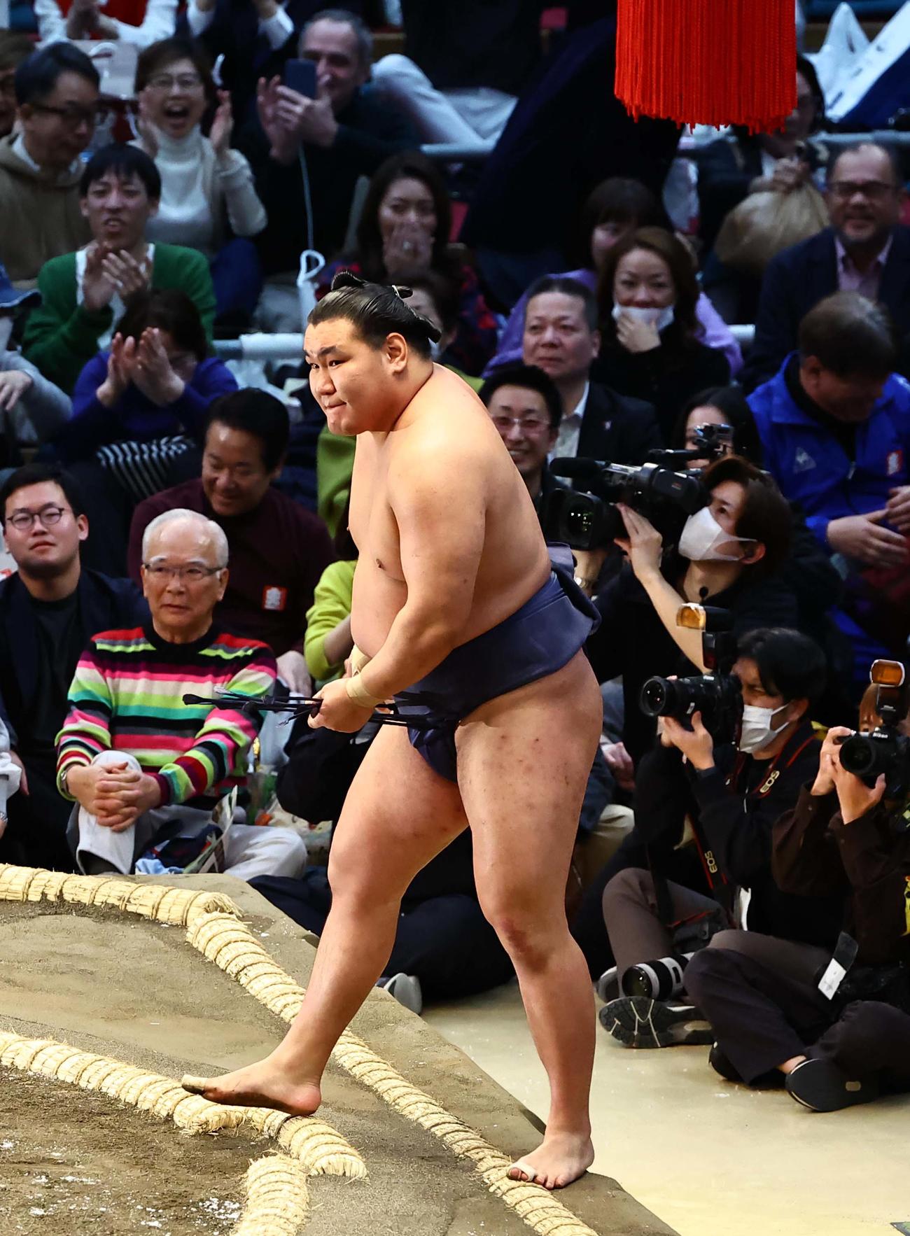 阿炎に突き出しで敗れ呆然とする豊昇龍（撮影・上田博志）