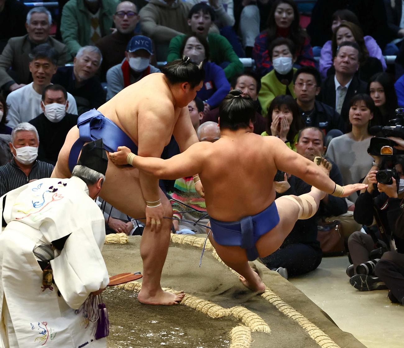 大相撲大阪場所初日　若隆景（右）に切り返しで勝利する大の里（撮影・上田博志）