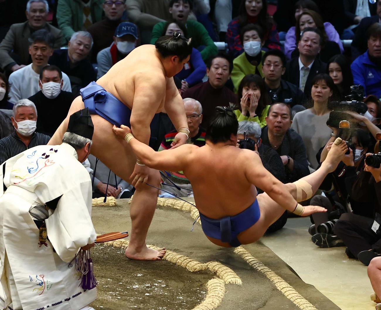 大相撲大阪場所初日　若隆景（右）に切り返しで勝利する大の里（撮影・上田博志）