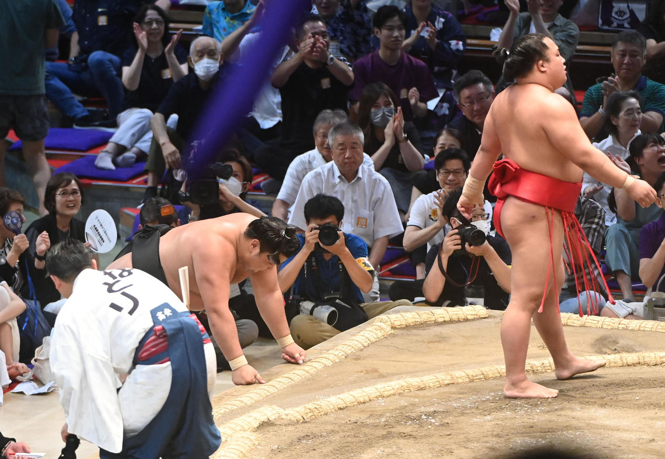 翠富士に下手投げで破れ土俵に手をつく霧島（左）（2023年7月撮影）