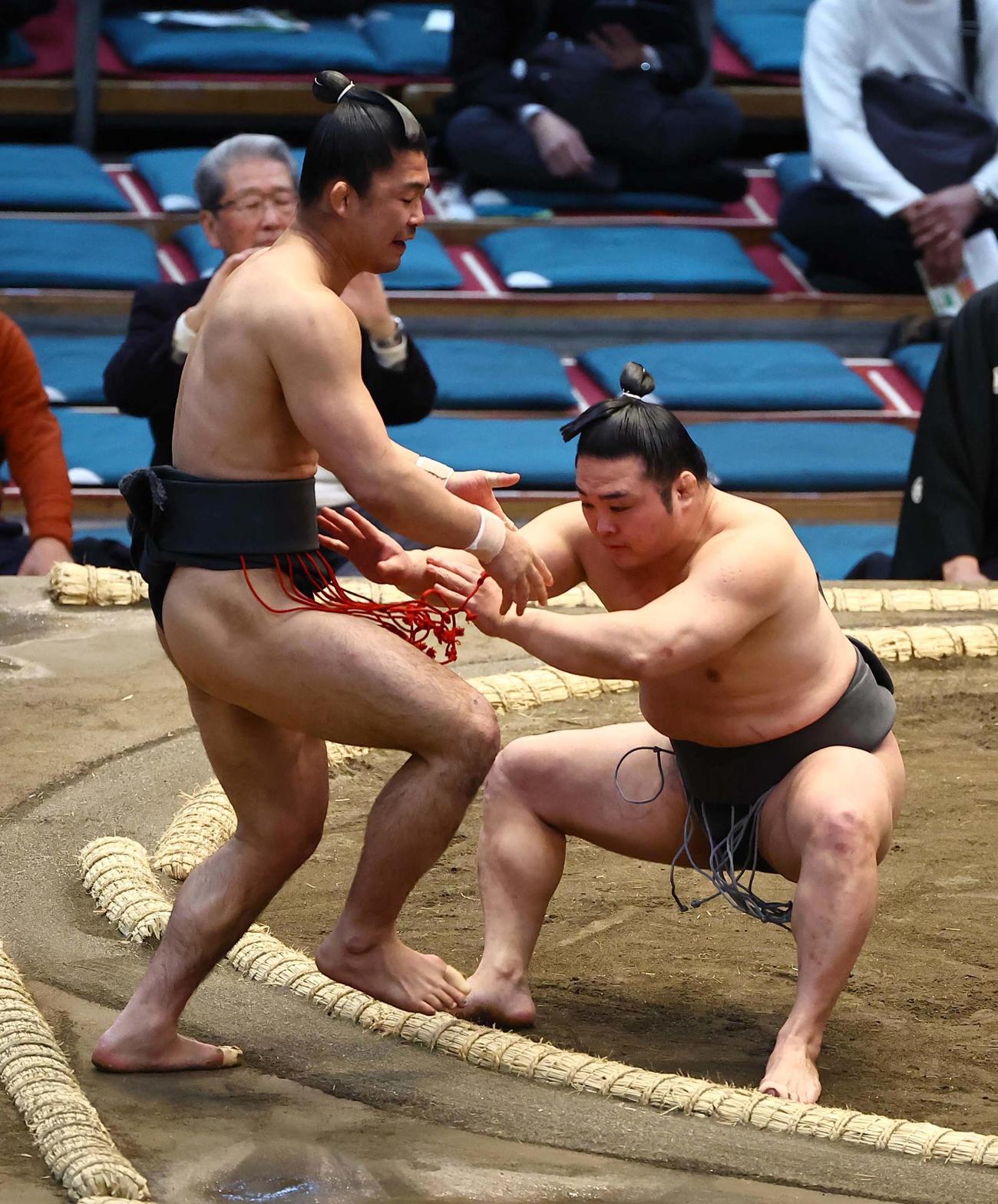 欧山田（左）を押し出す炎鵬（撮影・上田博志）