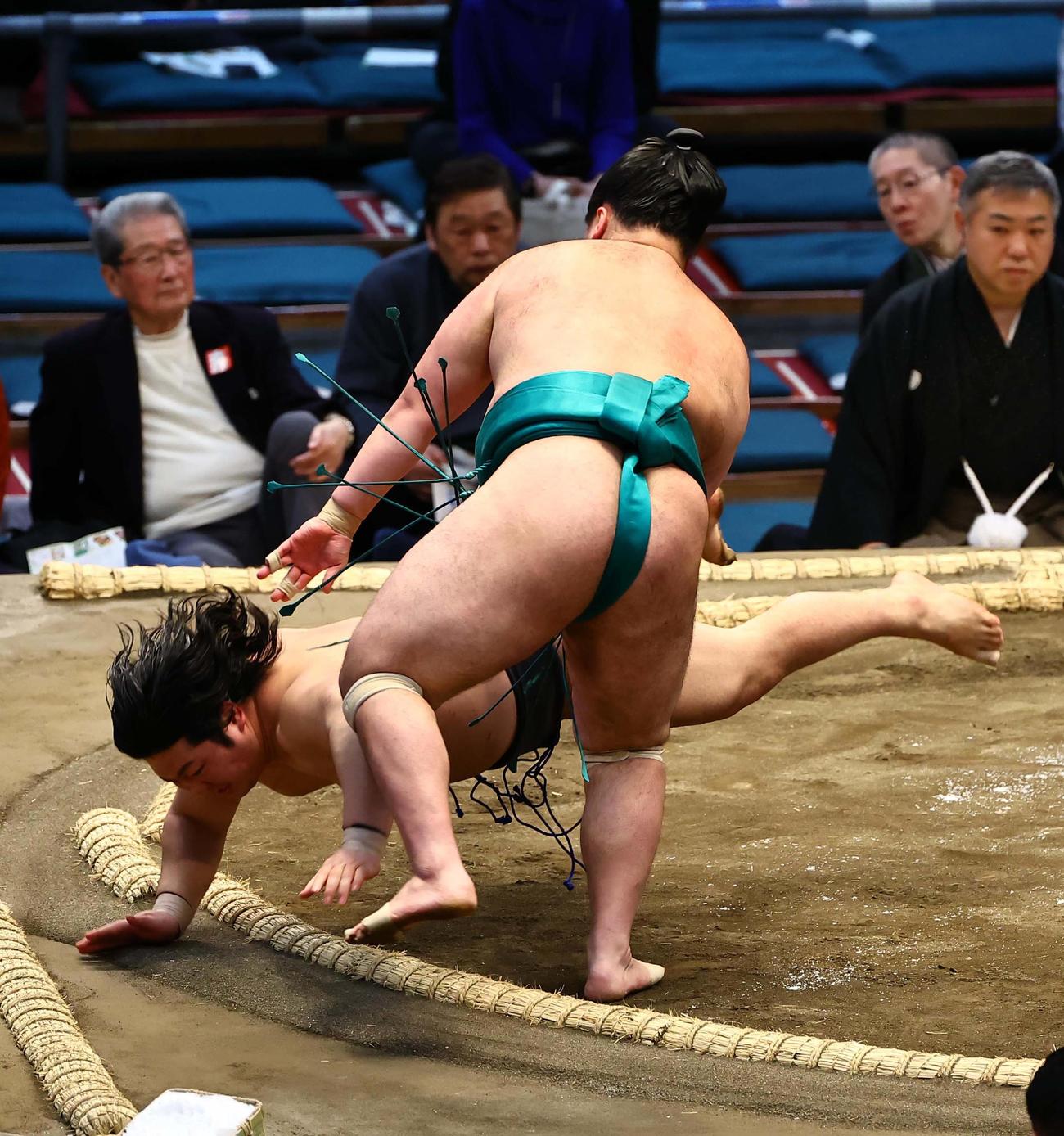 大辻（右）は石崎を引き落としで破る（撮影・上田博志）