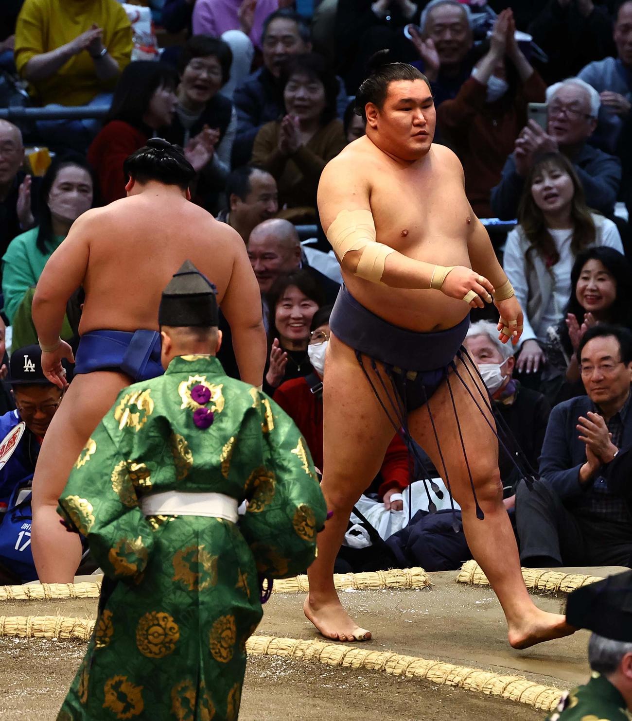 若隆景（左）に寄り切りで勝利した豊昇龍（撮影・上田博志）