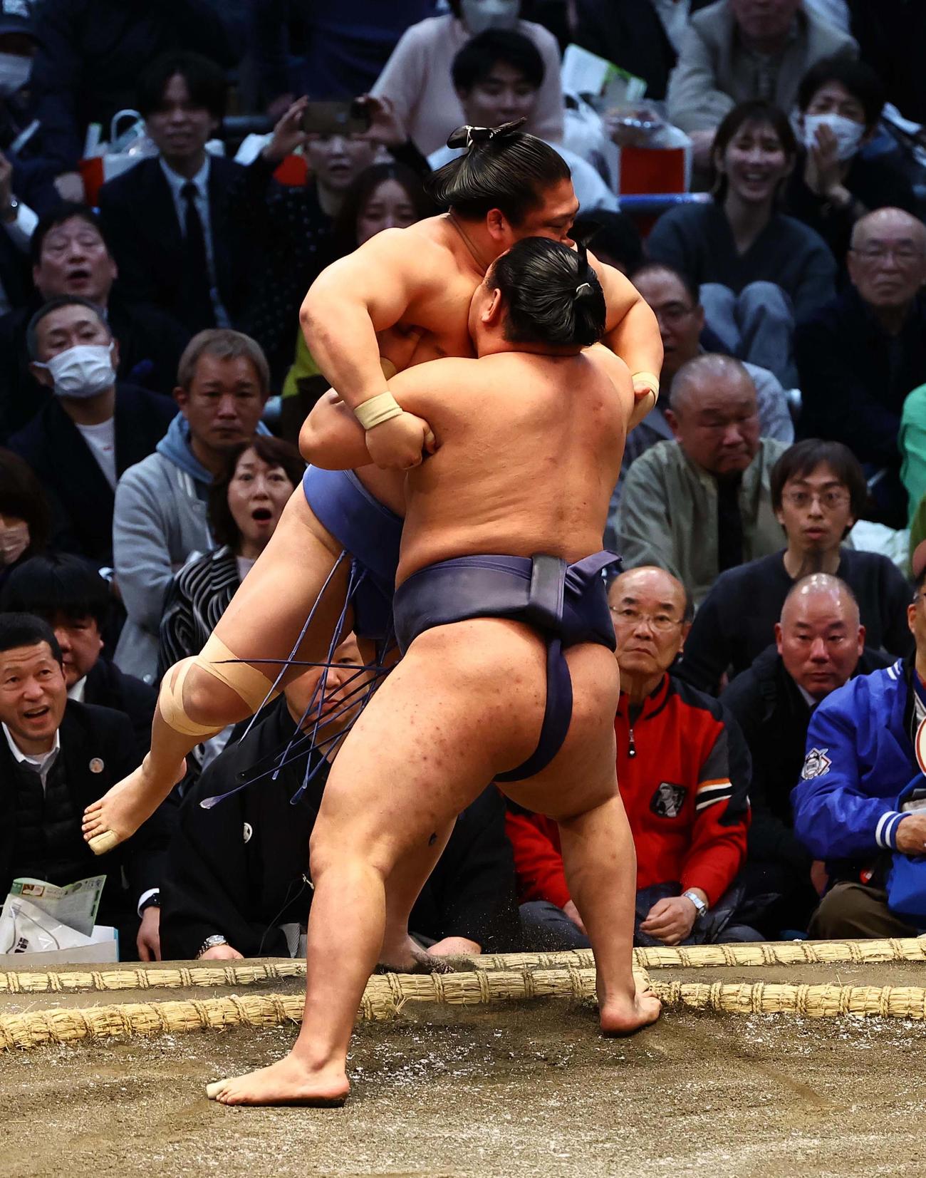 若隆景に寄り切りで勝利する豊昇龍（撮影・上田博志）