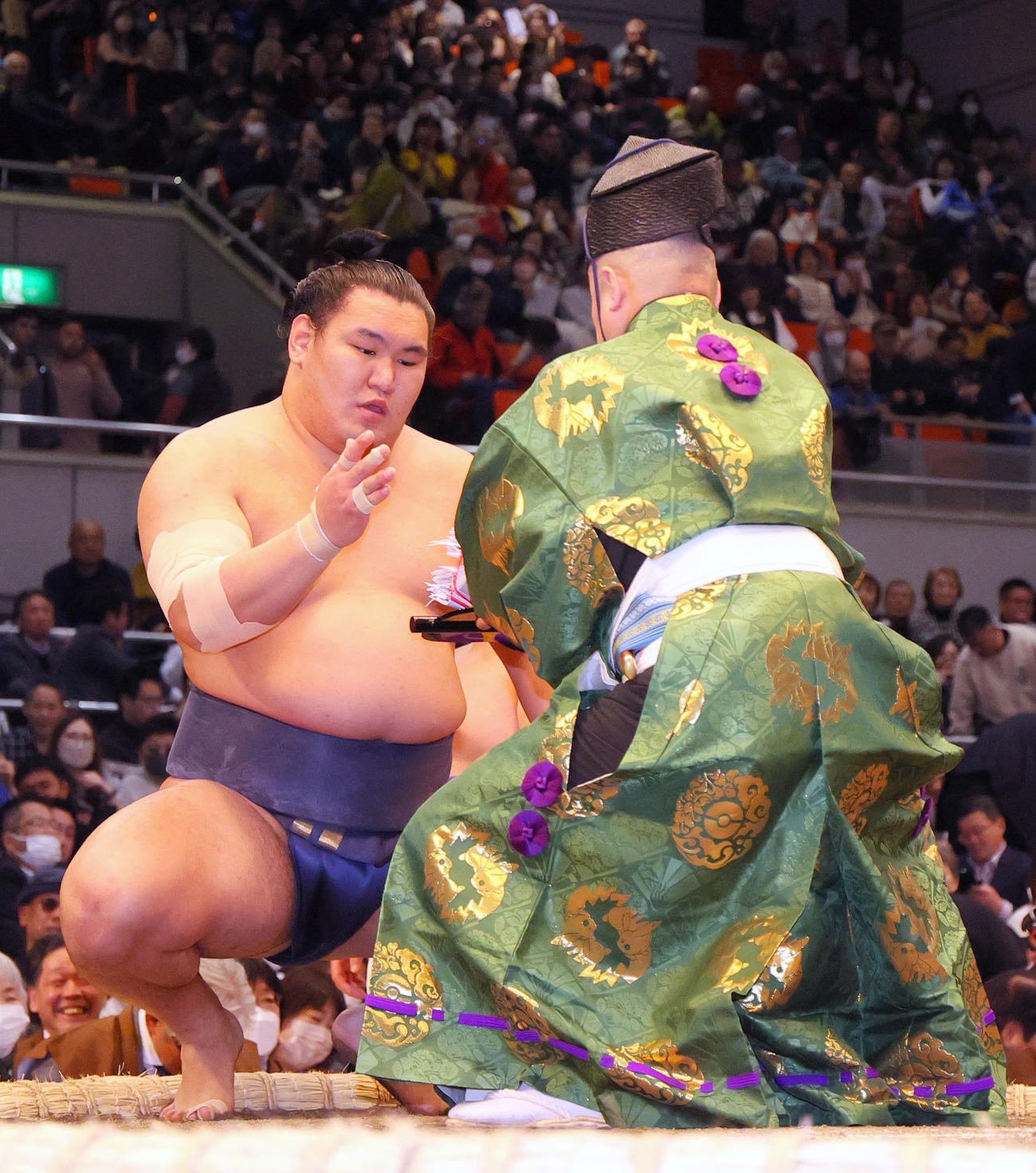 豊昇龍（左）は寄り切りで若隆景を破る（撮影・上山淳一）