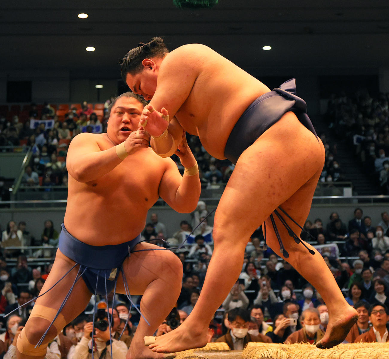 豊昇龍（右）は寄り切りで若隆景を破る（撮影・上山淳一）