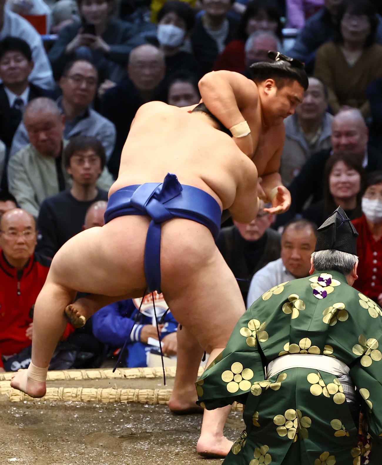 大相撲大阪場所2日目　大の里（左）に押し出しで敗れる霧島（撮影・上田博志）